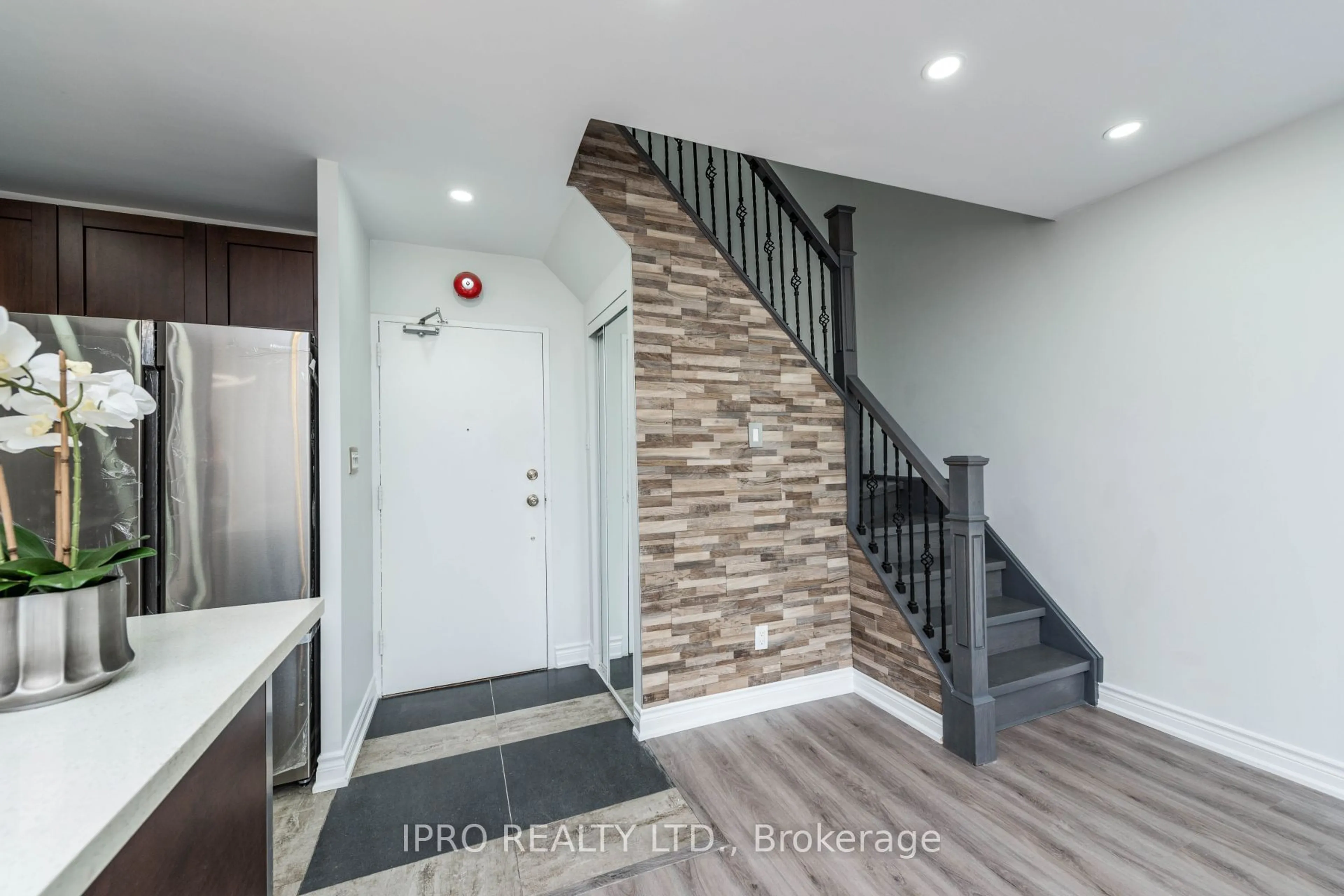 Indoor entryway for 1395 Williamsport Dr #357, Mississauga Ontario L4X 2T4