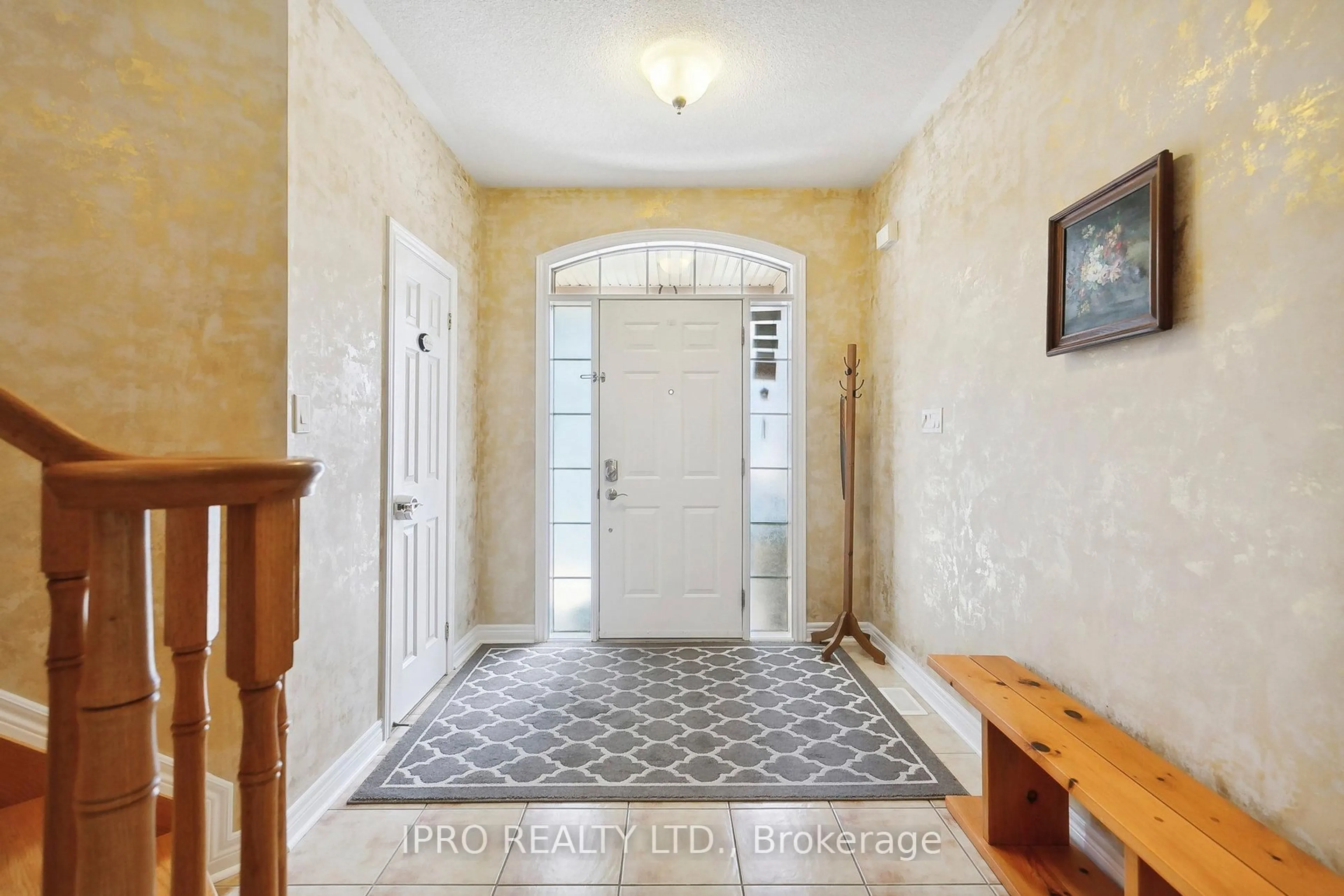 Indoor entryway for 6829 Golden Hills Way, Mississauga Ontario L5W 1P3