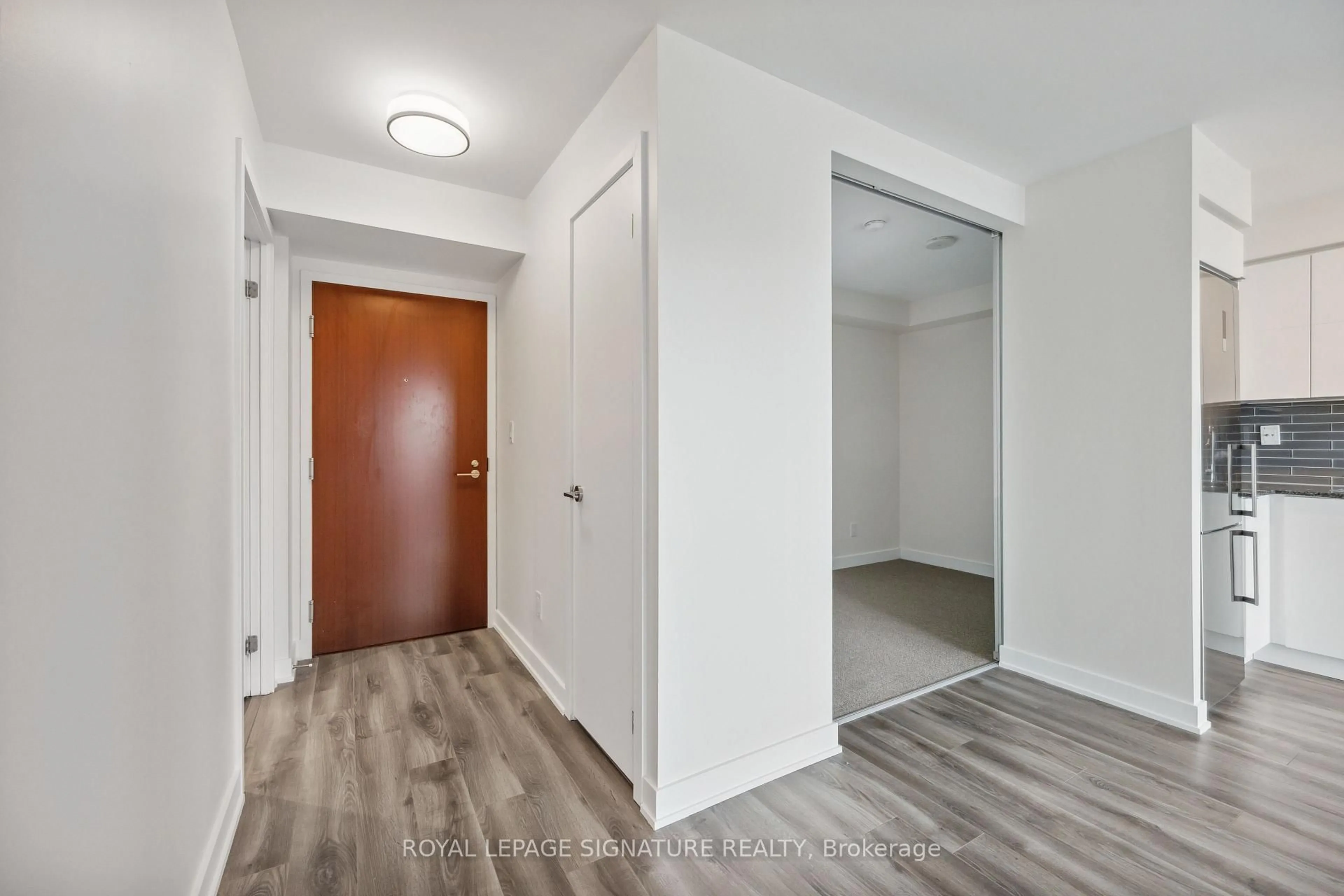 Indoor entryway for 160 Flemington Rd #906, Toronto Ontario M6A 0A9