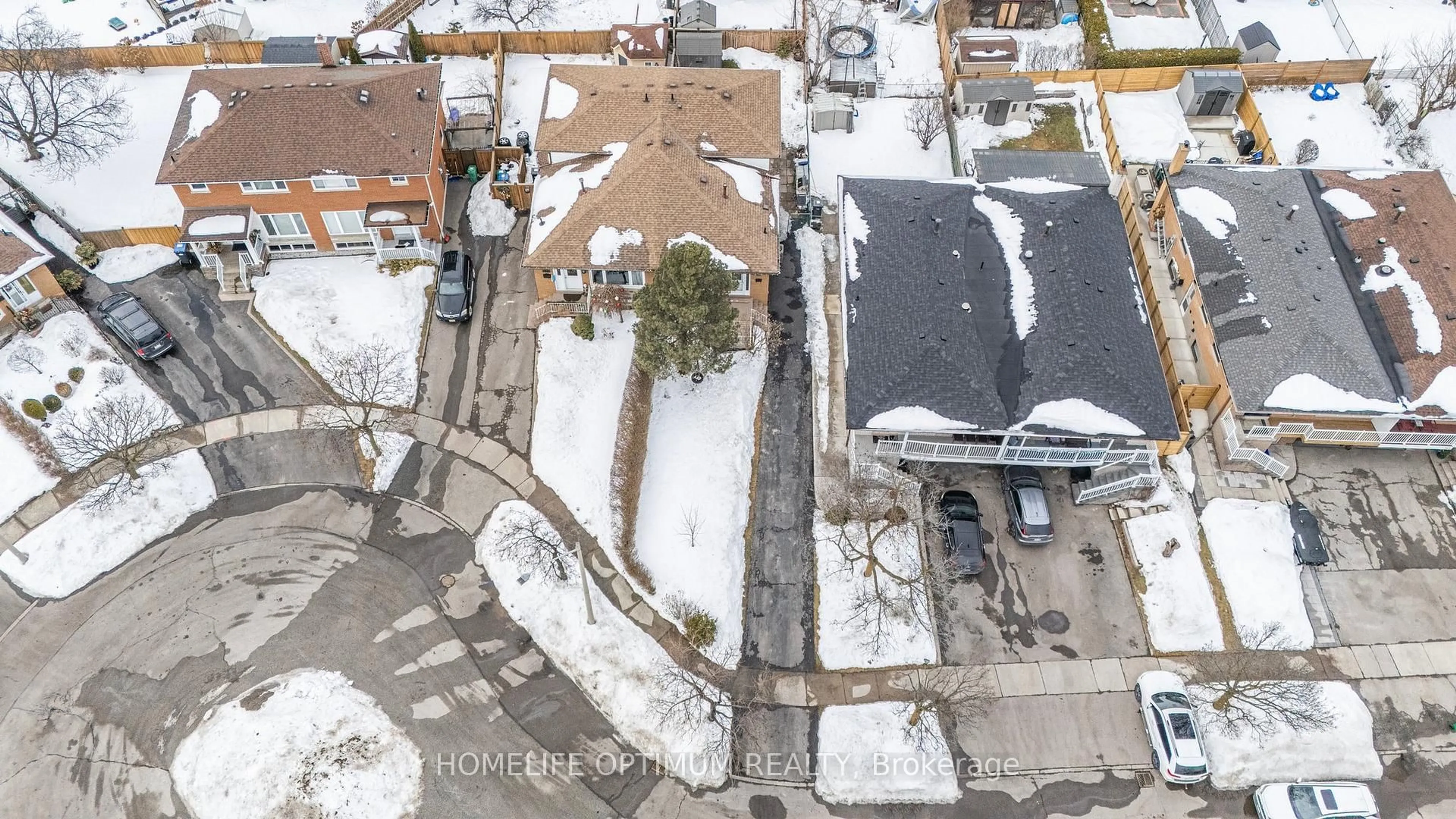 A pic from outside/outdoor area/front of a property/back of a property/a pic from drone, street for 753 Greenore Rd, Mississauga Ontario L4Y 2V5