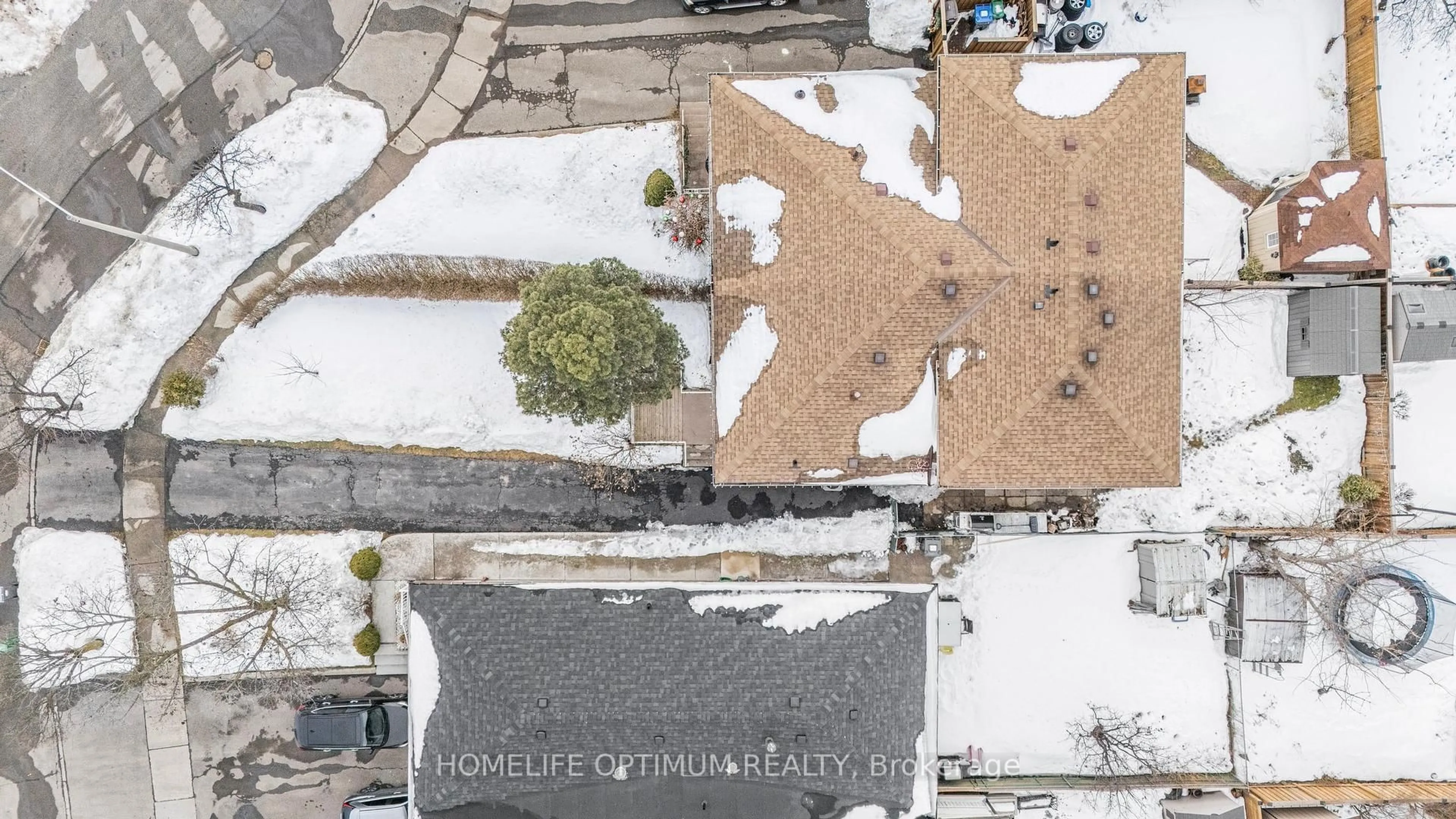 A pic from outside/outdoor area/front of a property/back of a property/a pic from drone, street for 753 Greenore Rd, Mississauga Ontario L4Y 2V5