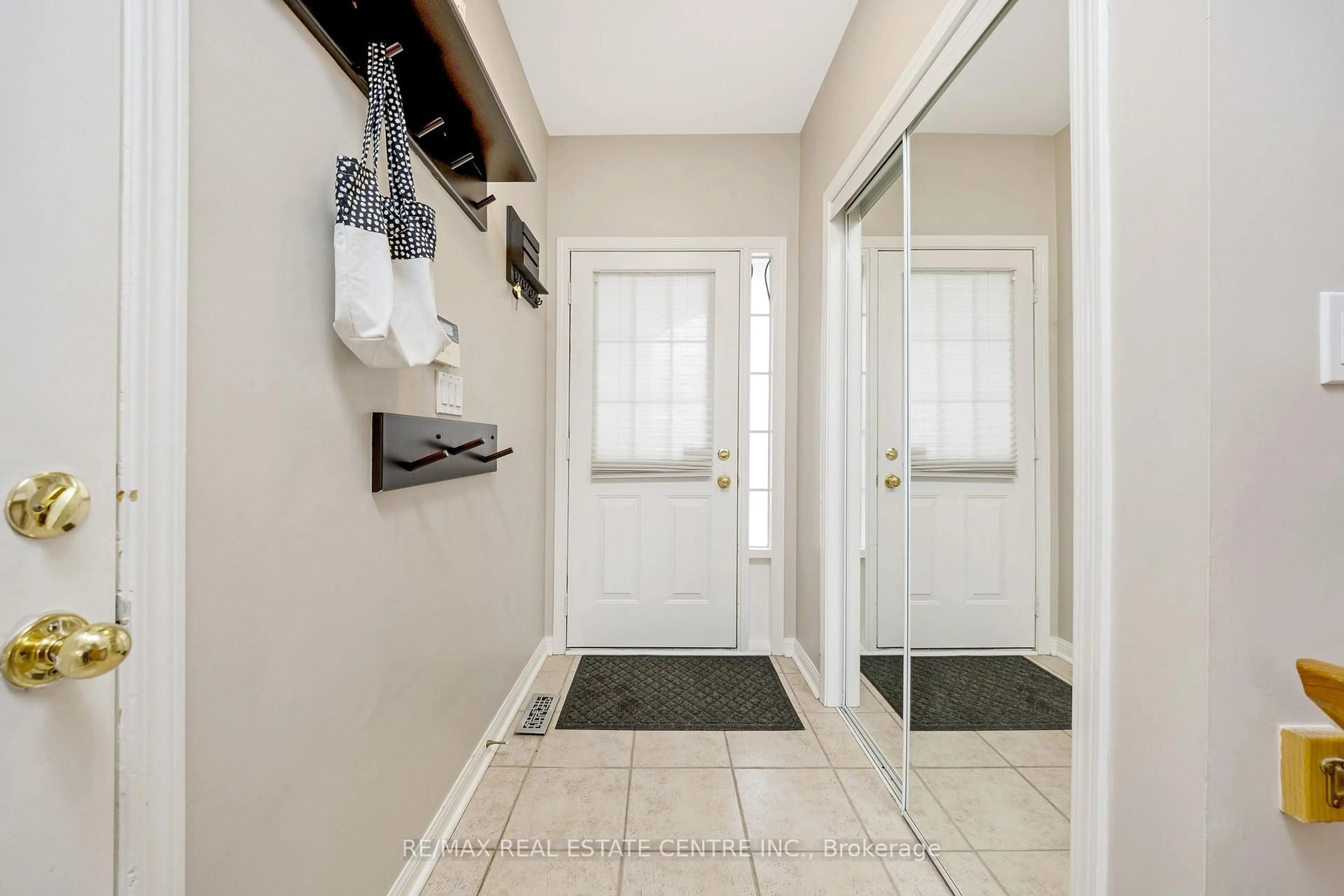 Indoor entryway for 1628 Cartwright Cres, Milton Ontario L9T 5N5