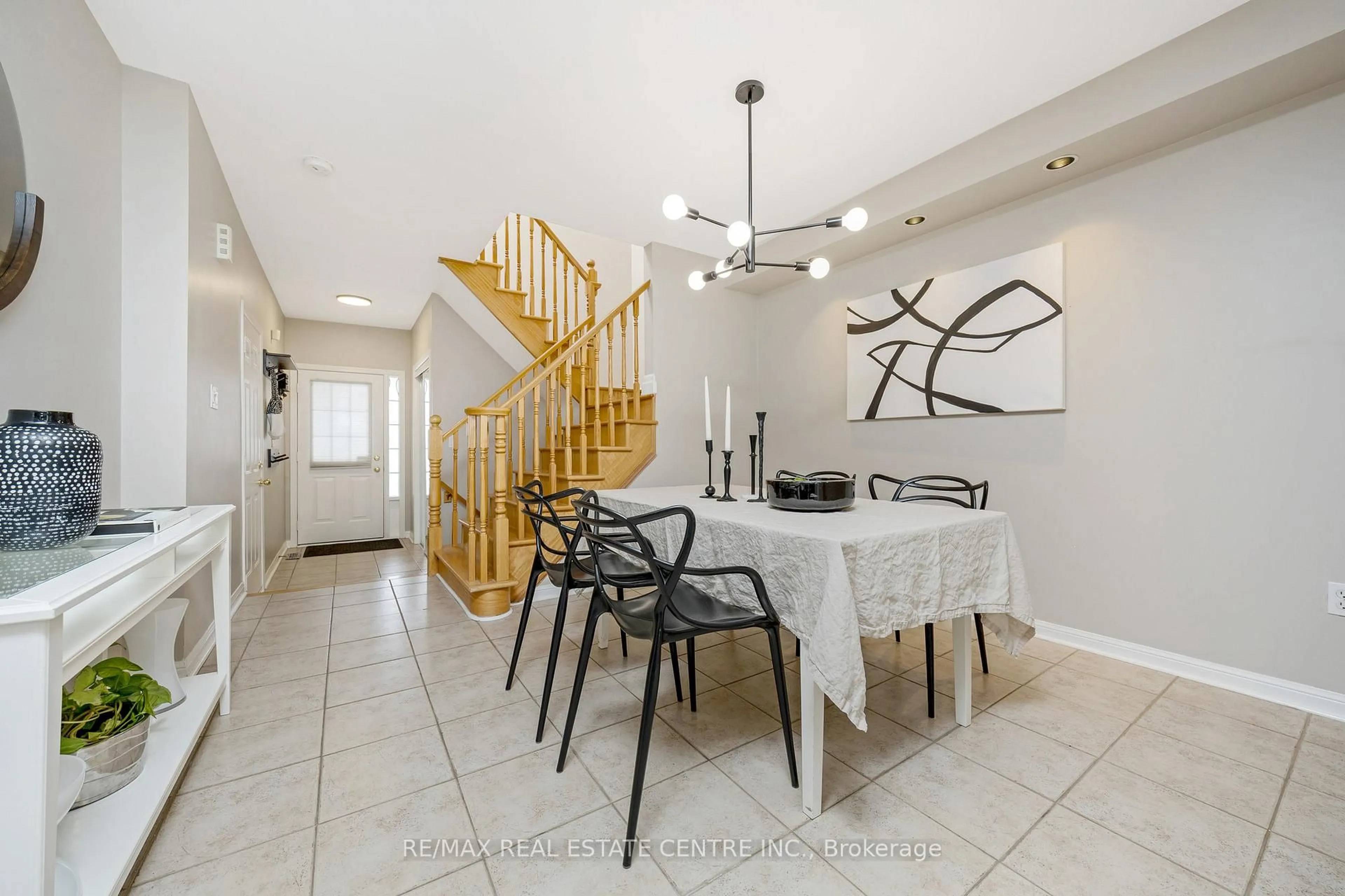 Dining room, ceramic/tile floor for 1628 Cartwright Cres, Milton Ontario L9T 5N5