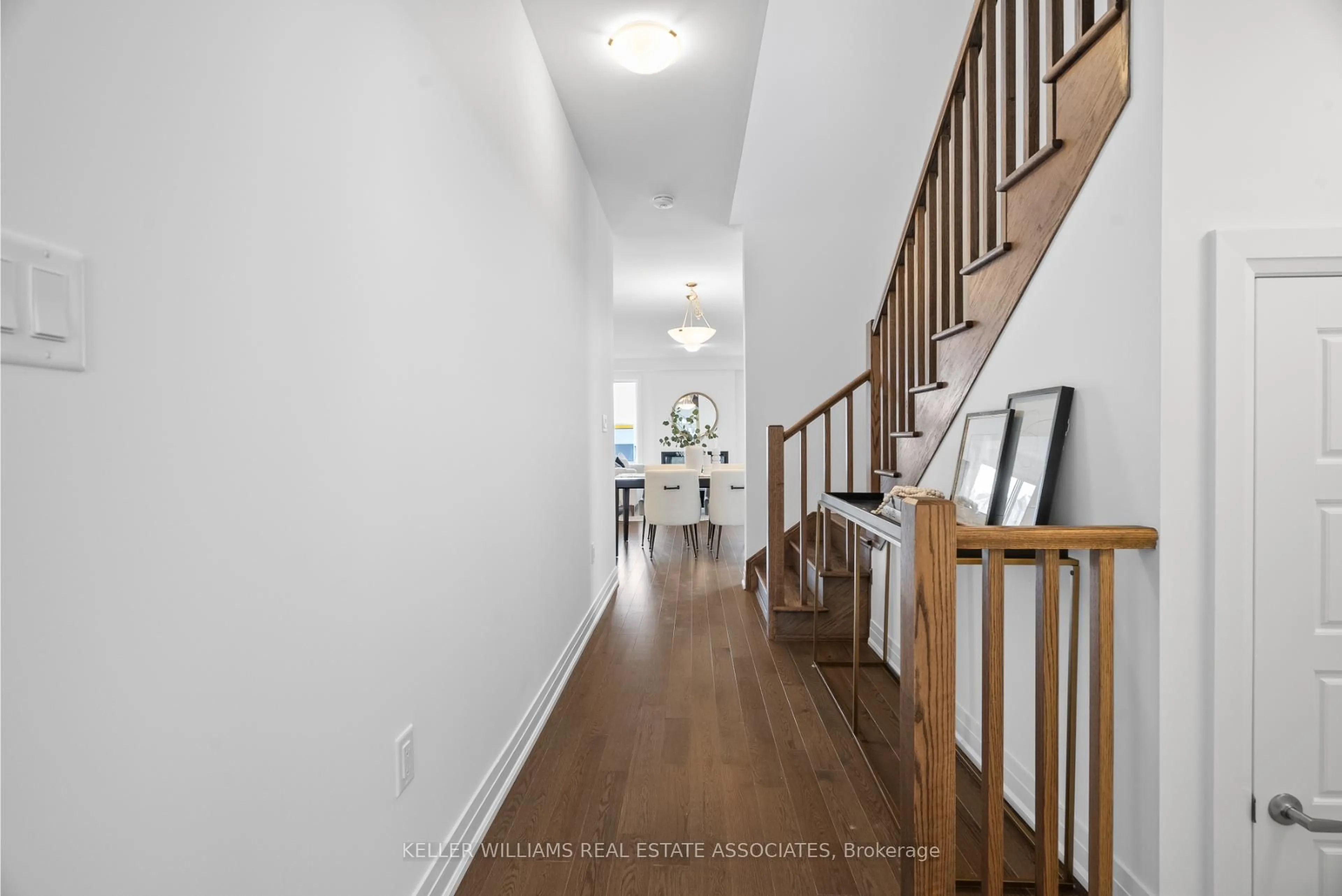 Indoor foyer for 18 Aster Woods Dr, Caledon Ontario L7C 4N8