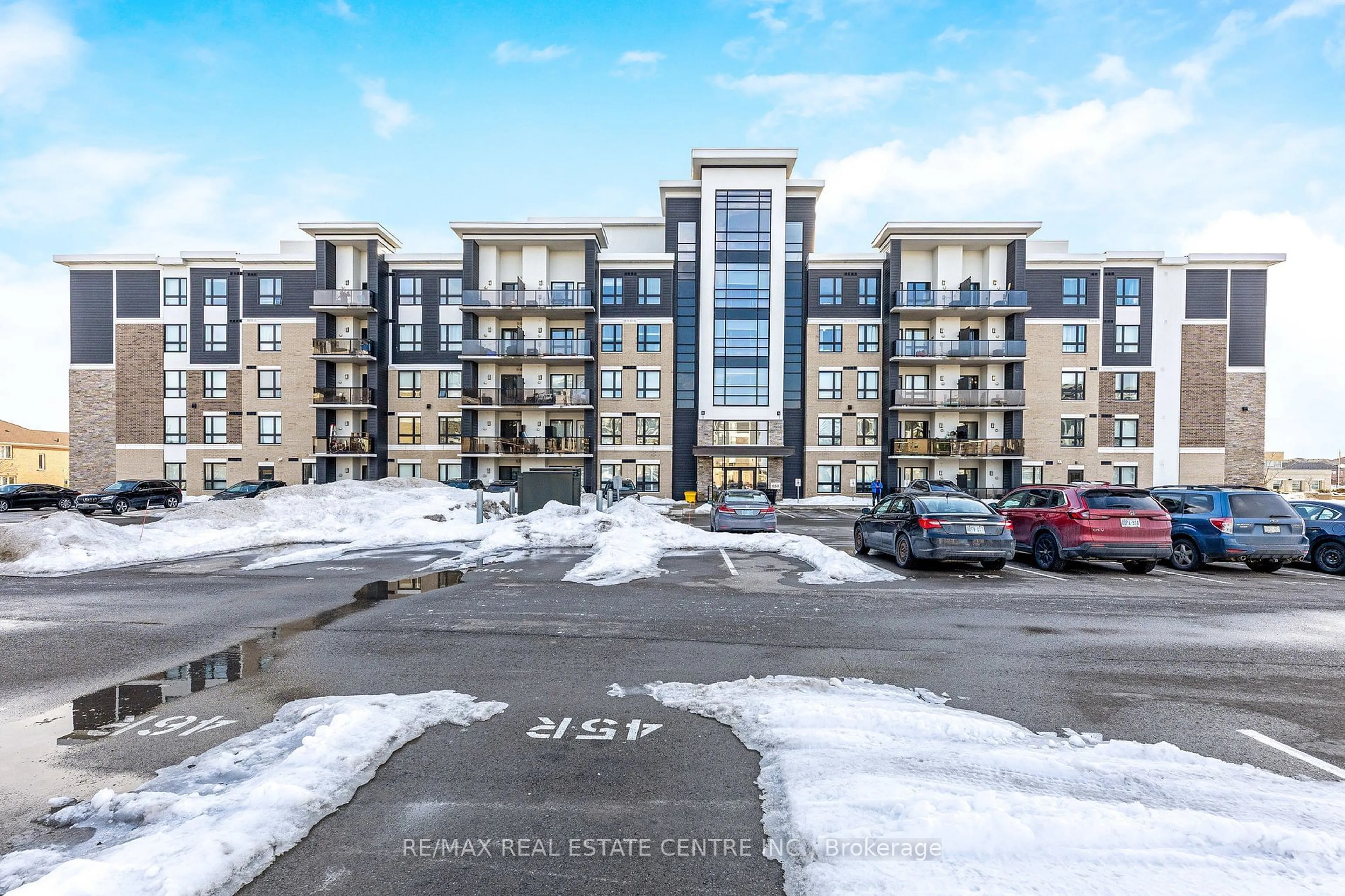 A pic from outside/outdoor area/front of a property/back of a property/a pic from drone, building for 650 Sauve St #507, Milton Ontario L9T 9A8