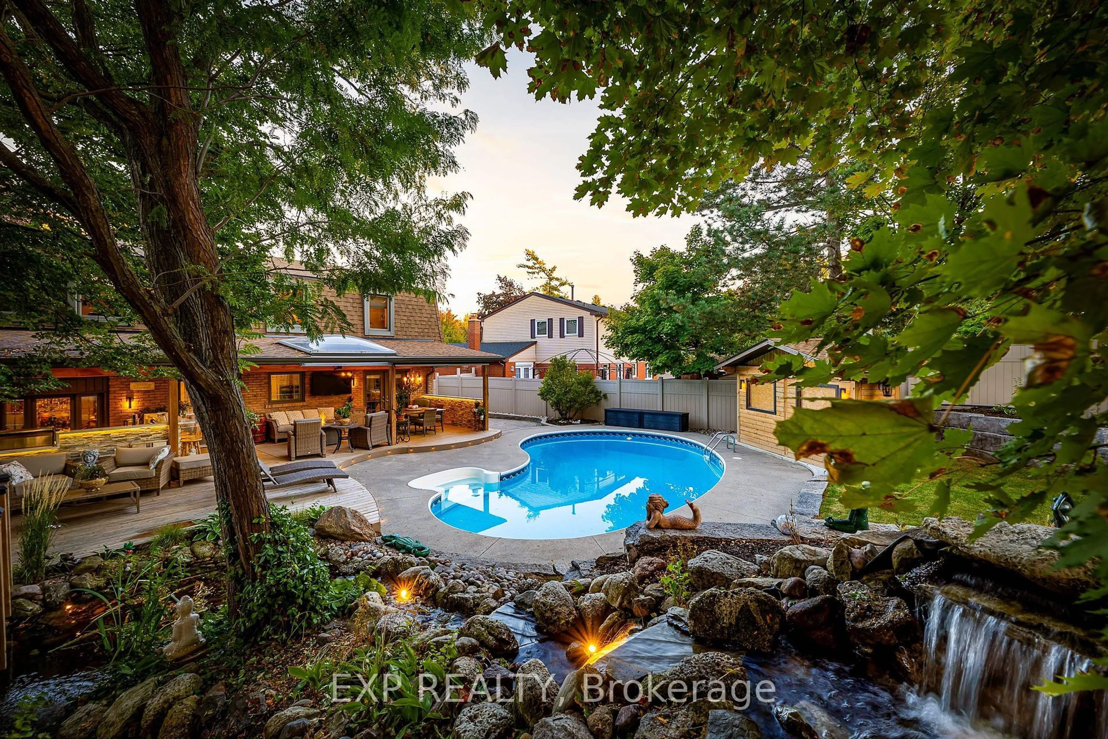 Pool for 6736 Barrisdale Dr, Mississauga Ontario L5N 2H4