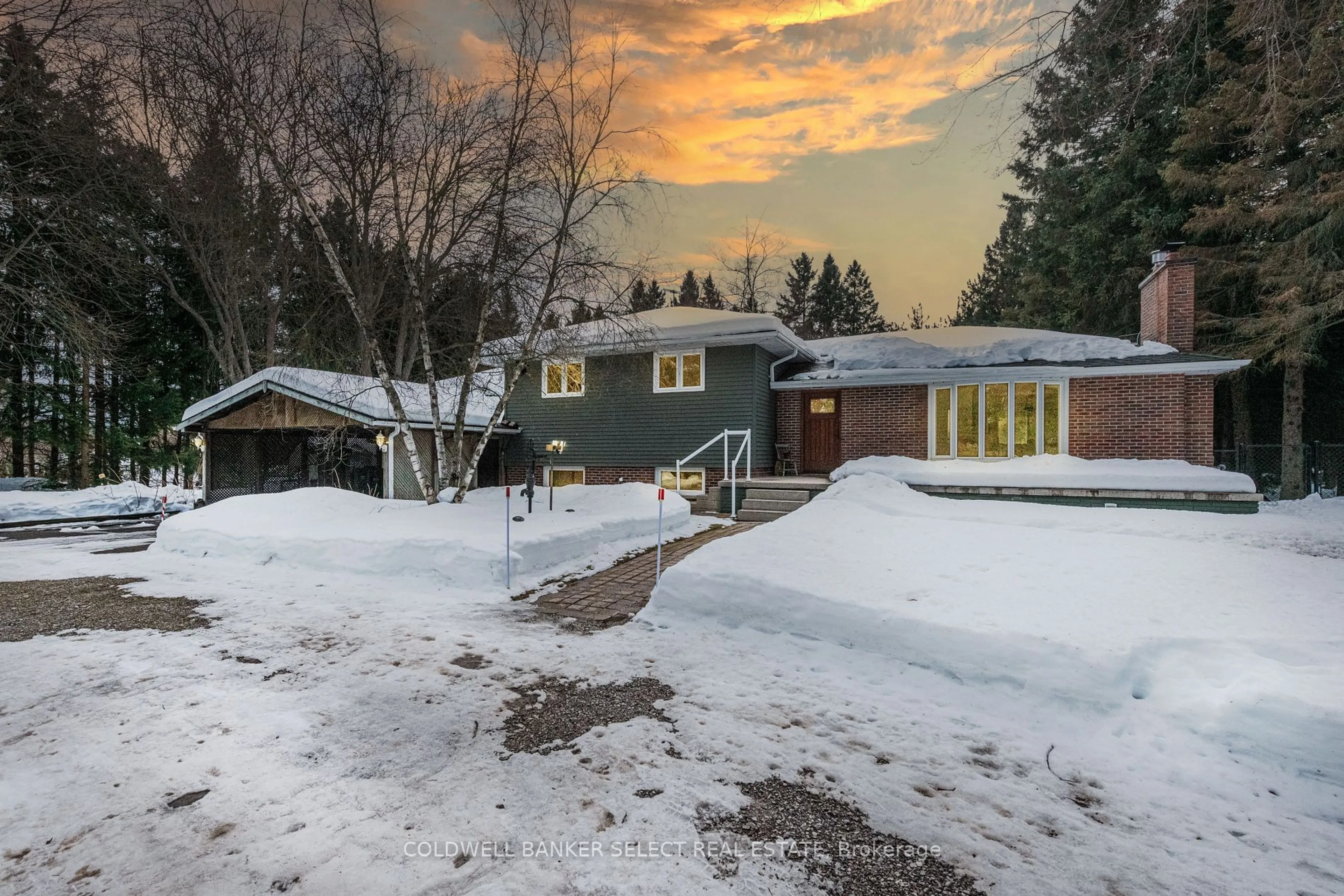 A pic from outside/outdoor area/front of a property/back of a property/a pic from drone, mountain view for 17554 Mt Hope Rd, Caledon Ontario L7E 3L1