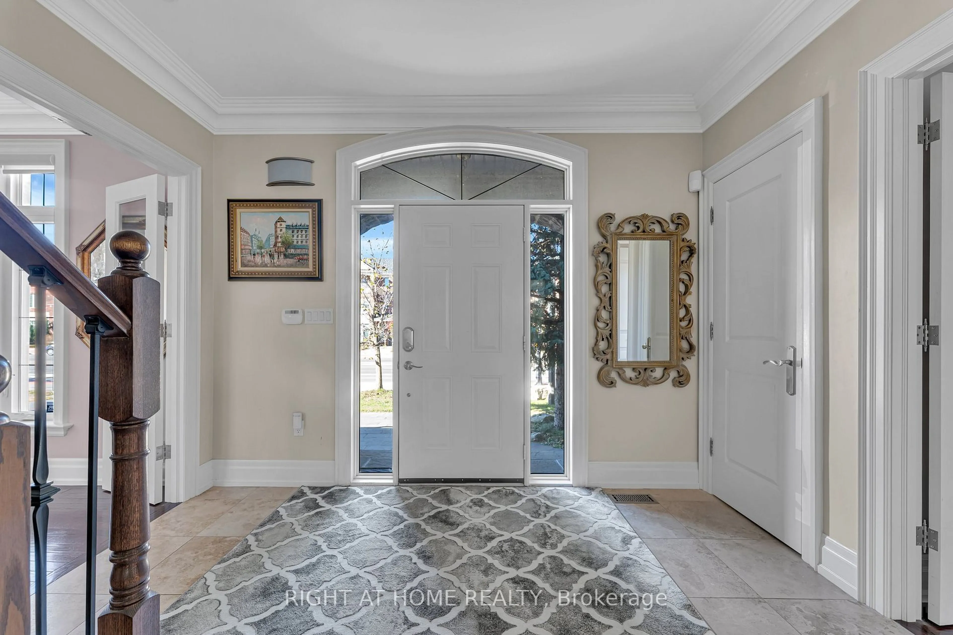 Indoor entryway for 6427 Old Church Rd, Caledon Ontario L7C 1R1