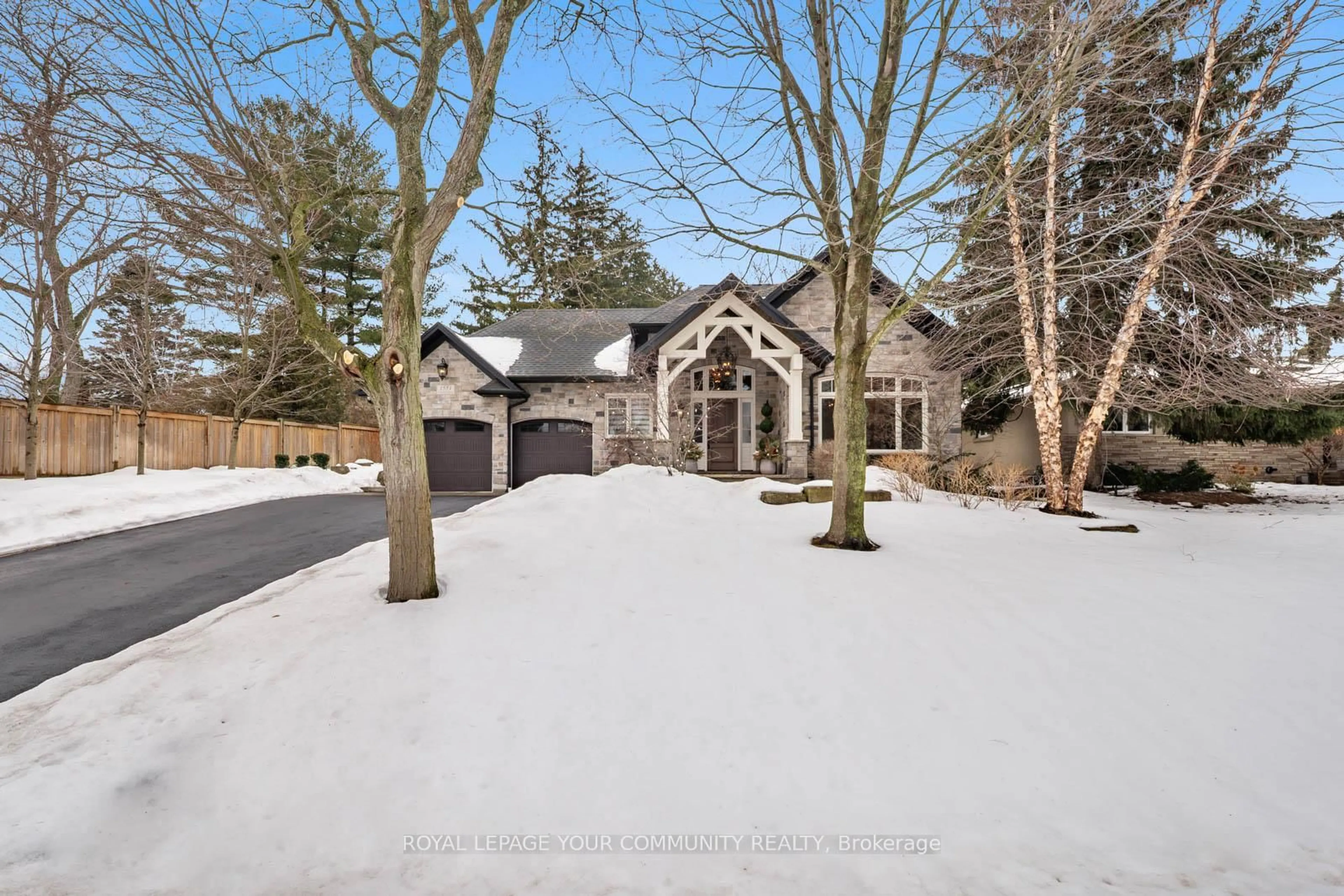 A pic from outside/outdoor area/front of a property/back of a property/a pic from drone, street for 1551 Warland Rd, Oakville Ontario L6L 1N4