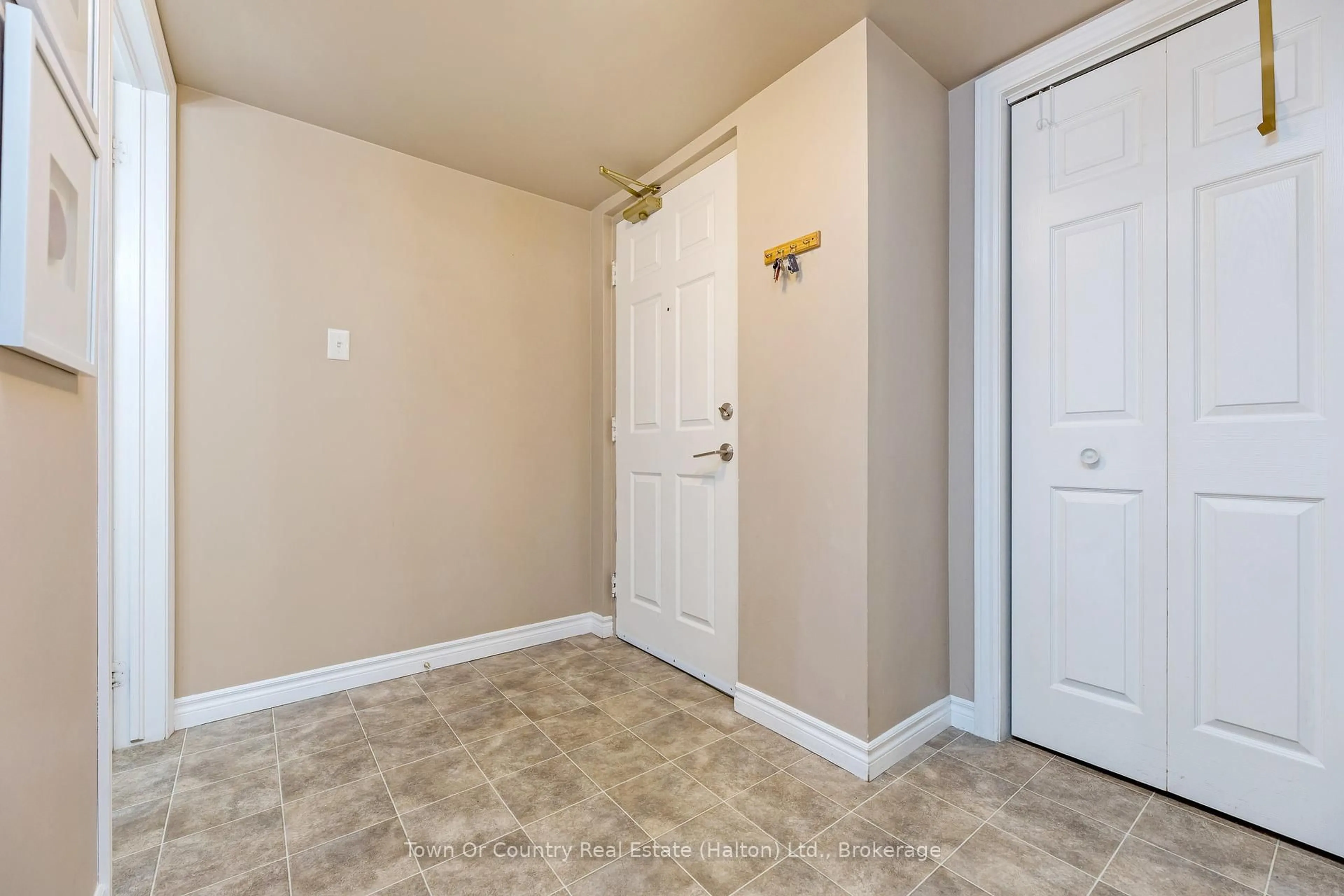 Indoor entryway for 1487 Maple Ave #114, Milton Ontario L9T 0B7