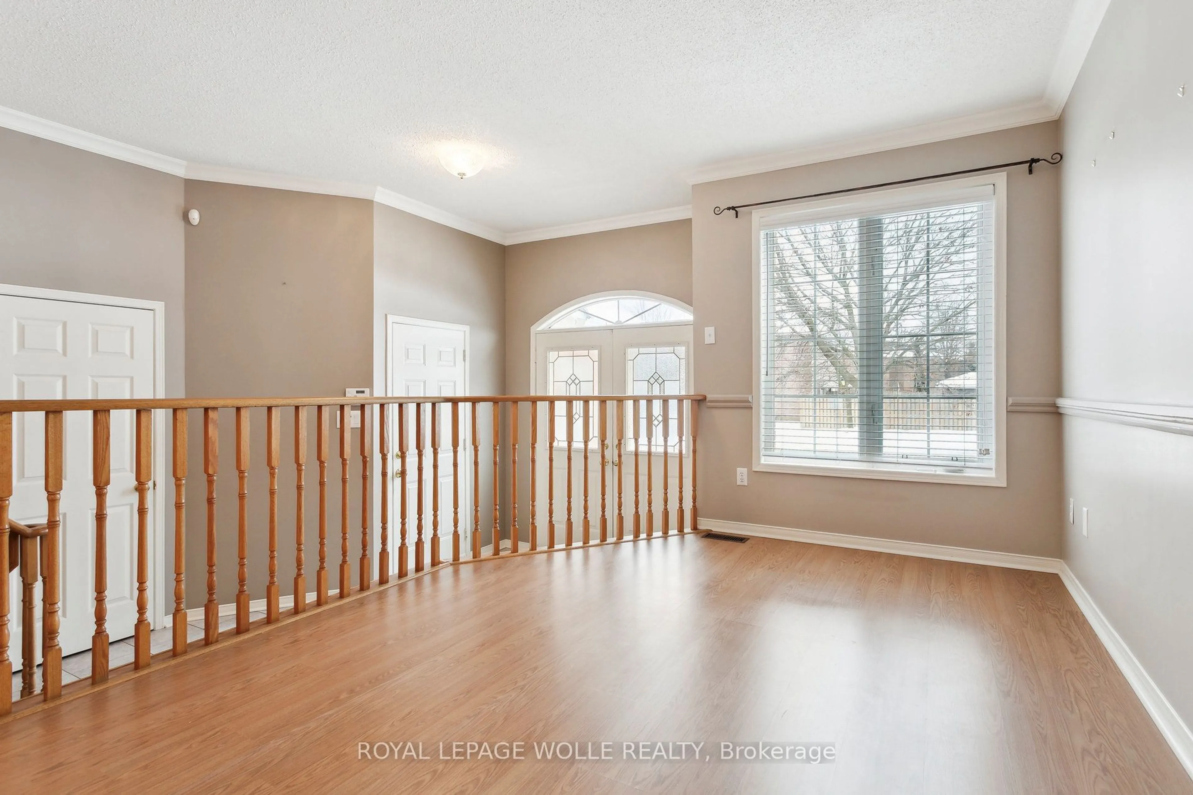 Indoor entryway for 165 Cresthaven Rd, Brampton Ontario L7A 1H5