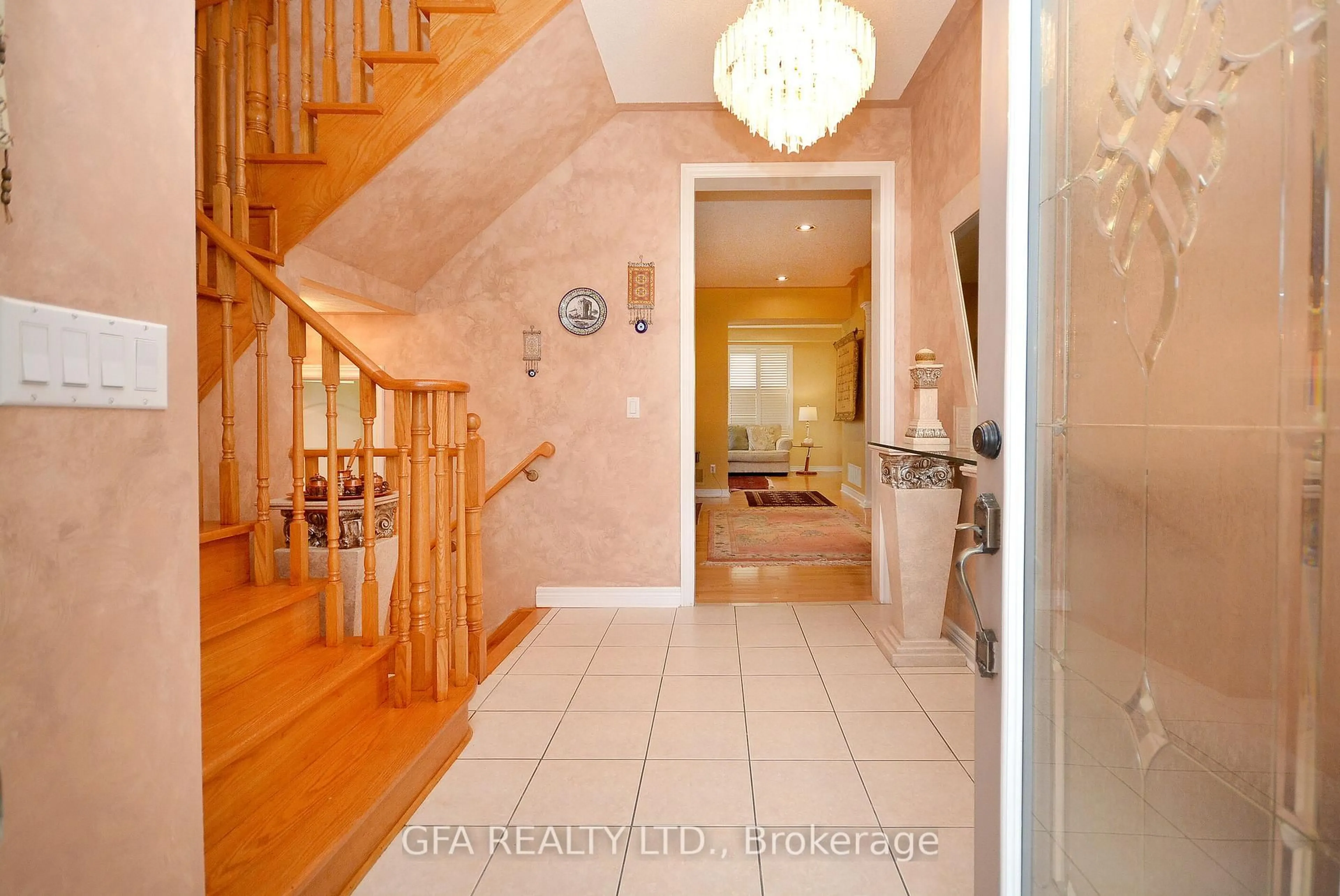 Indoor foyer for 3506 Aquinas Ave, Mississauga Ontario L5M 7L7