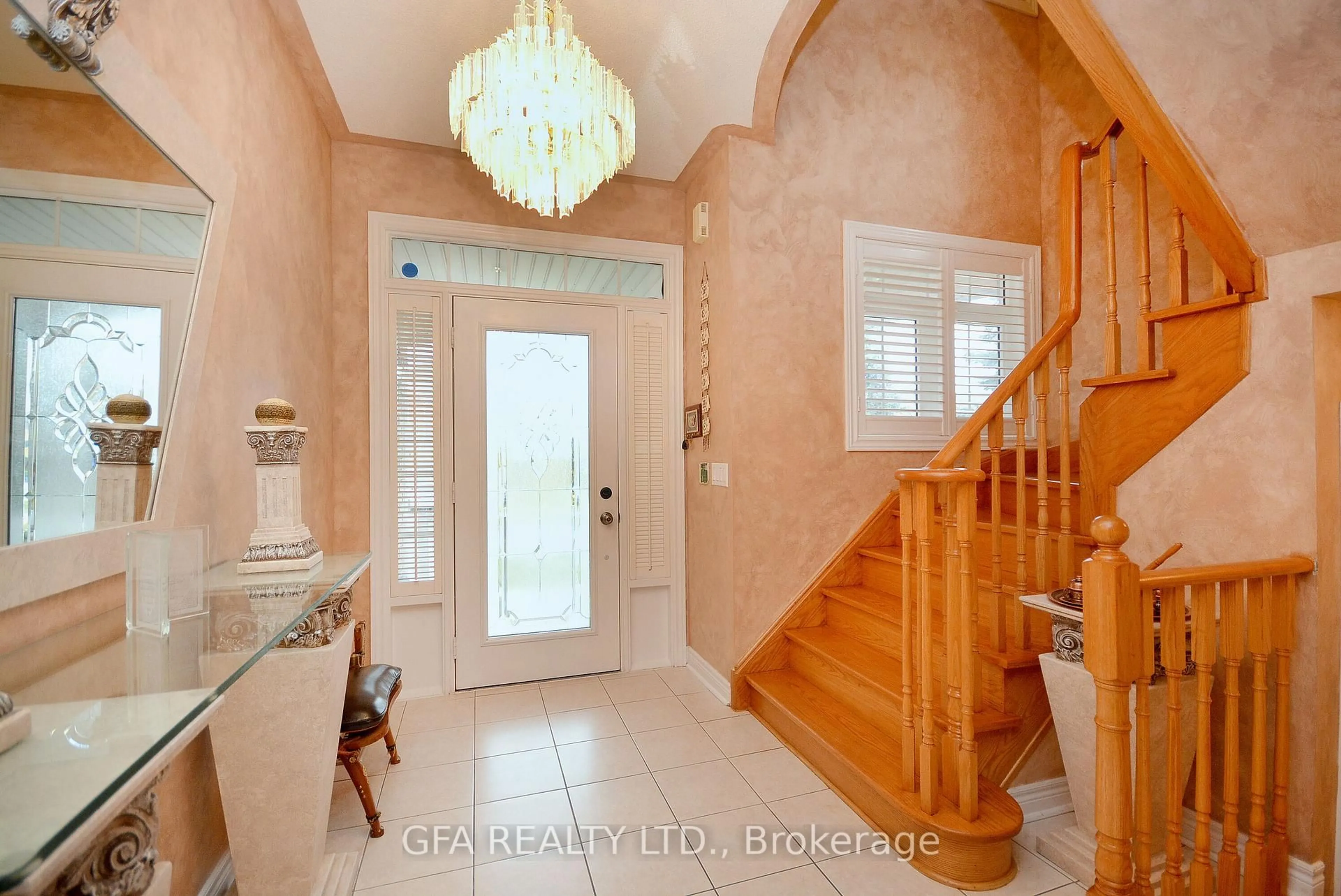 Indoor entryway for 3506 Aquinas Ave, Mississauga Ontario L5M 7L7