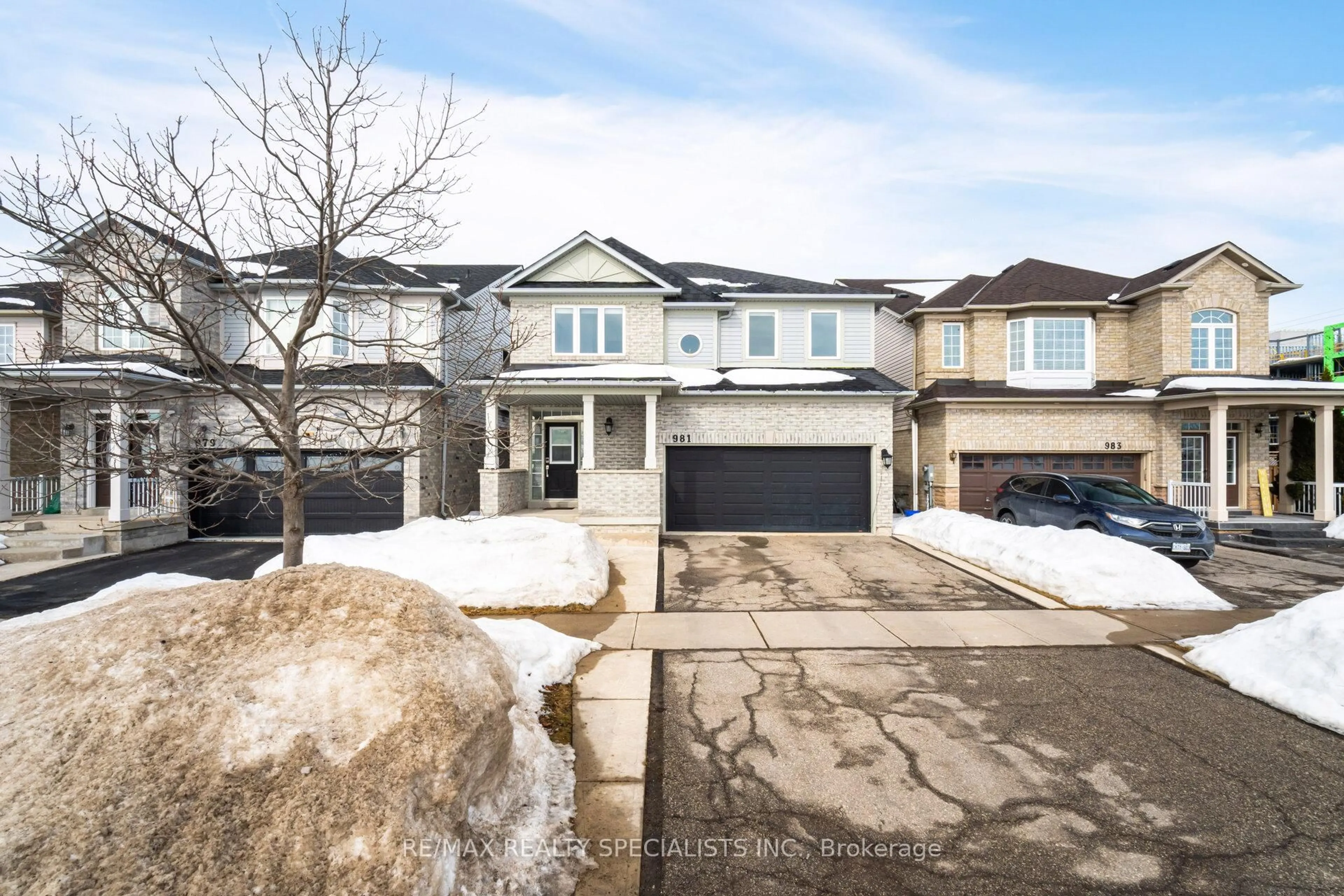 A pic from outside/outdoor area/front of a property/back of a property/a pic from drone, street for 981 Kennedy Circ, Milton Ontario L9T 0C6