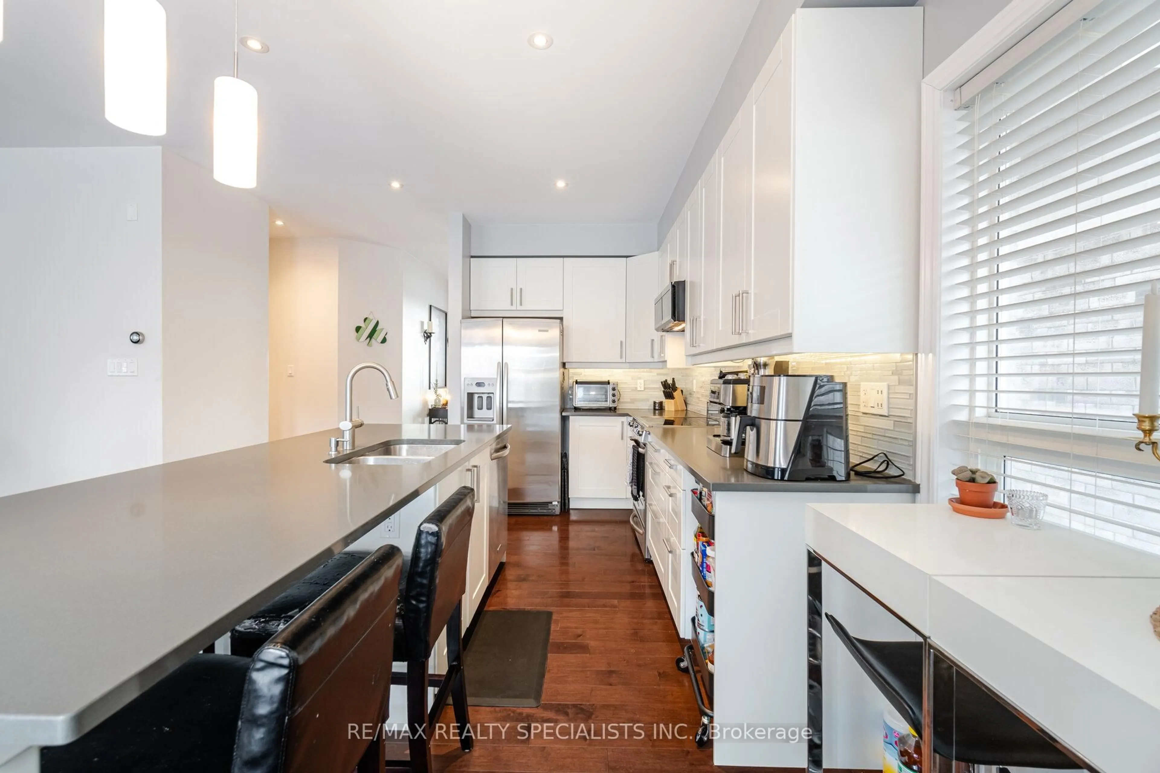 Contemporary kitchen, ceramic/tile floor for 981 Kennedy Circ, Milton Ontario L9T 0C6