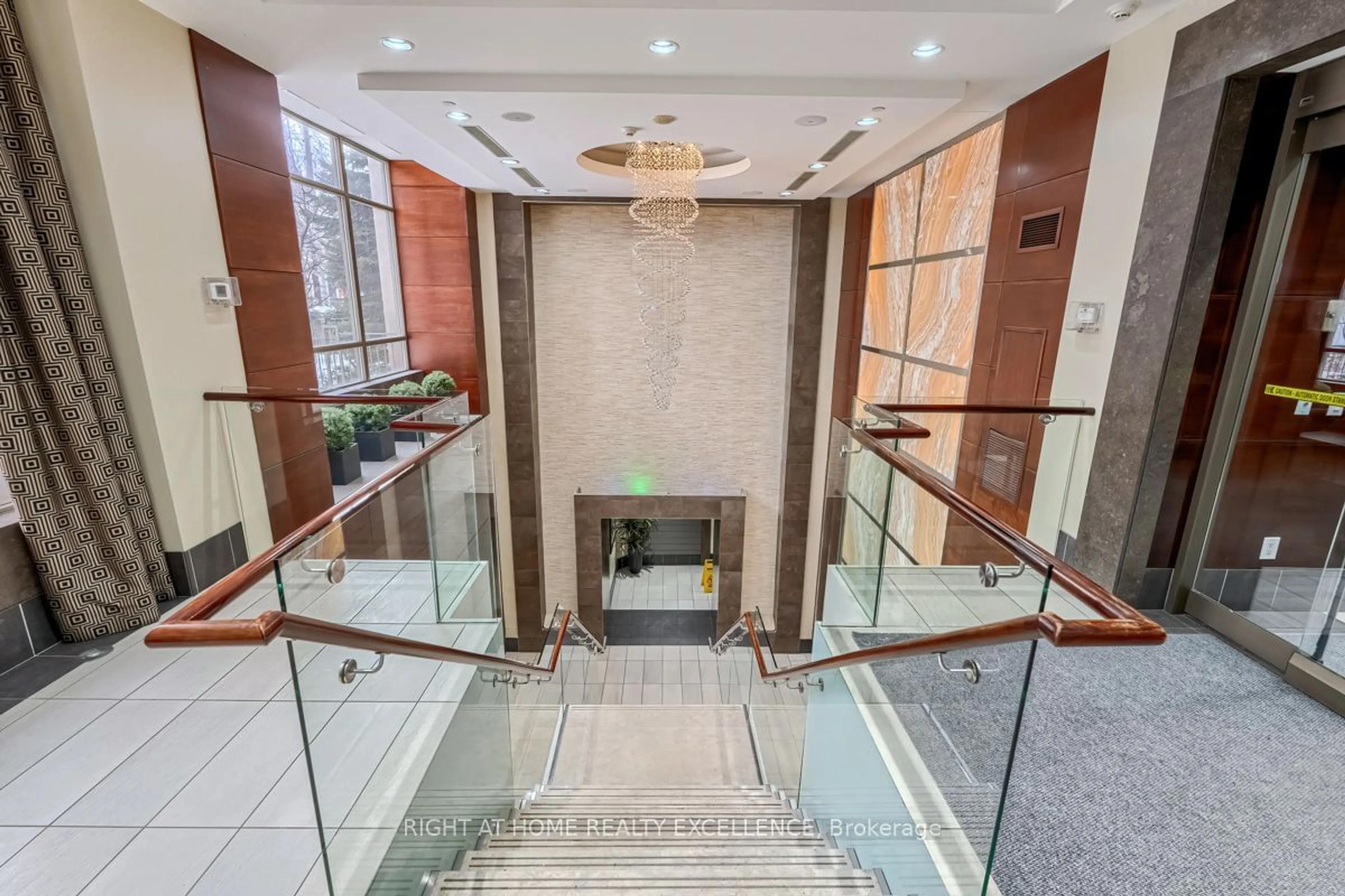 Indoor foyer for 310 Burnhamthorpe Rd #1109, Mississauga Ontario L5B 3Y5