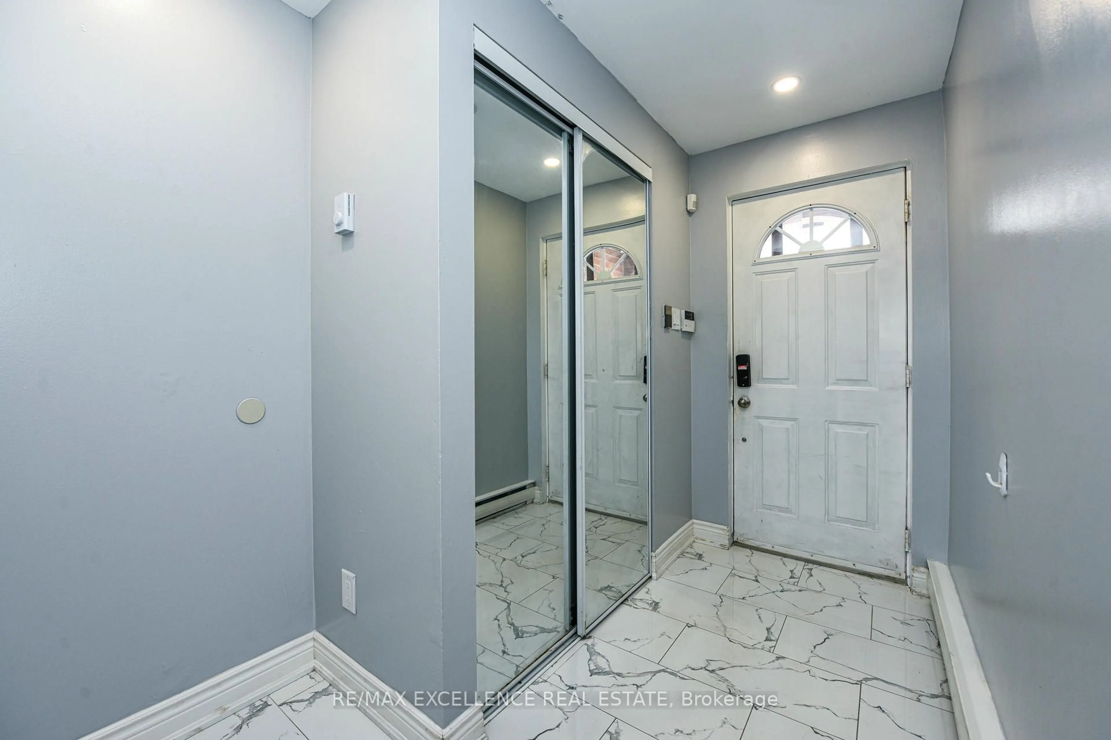 Indoor entryway for 54 Briar Path #10, Brampton Ontario L6T 2A3