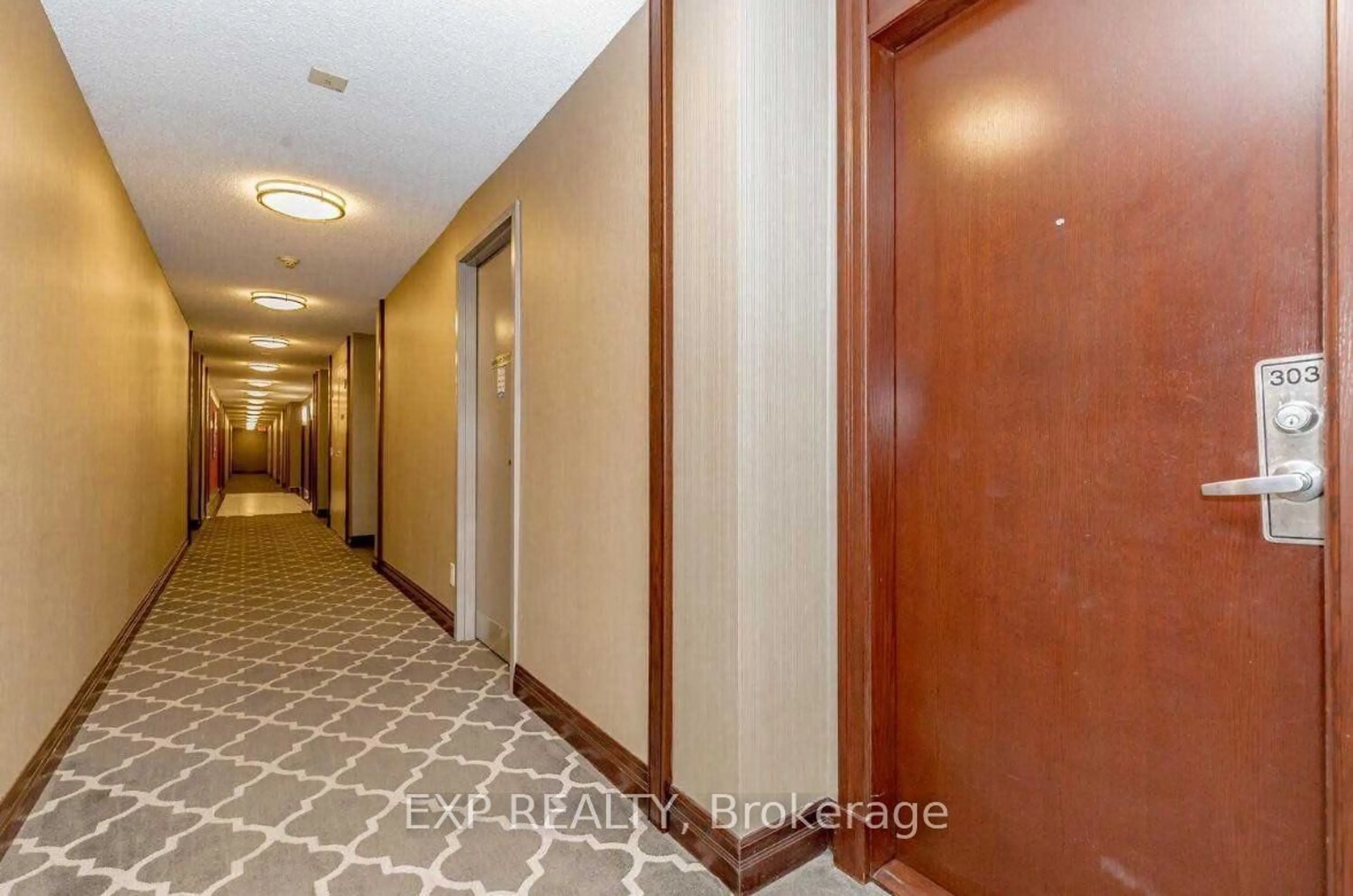 Indoor foyer for 335 Rathburn Rd #303, Mississauga Ontario L5B 0C8