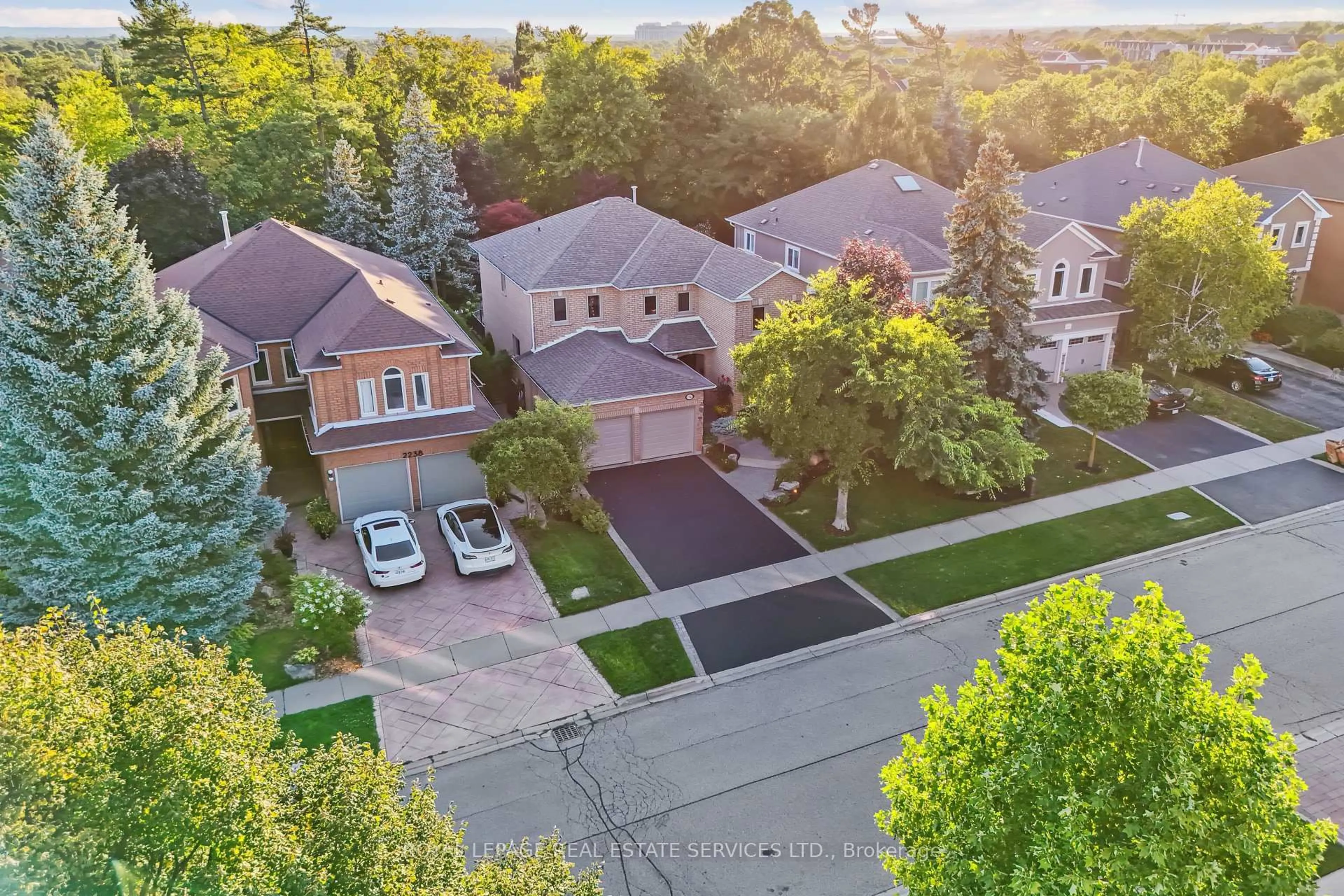 A pic from outside/outdoor area/front of a property/back of a property/a pic from drone, street for 2242 Grand Ravine Dr, Oakville Ontario L6H 6B1