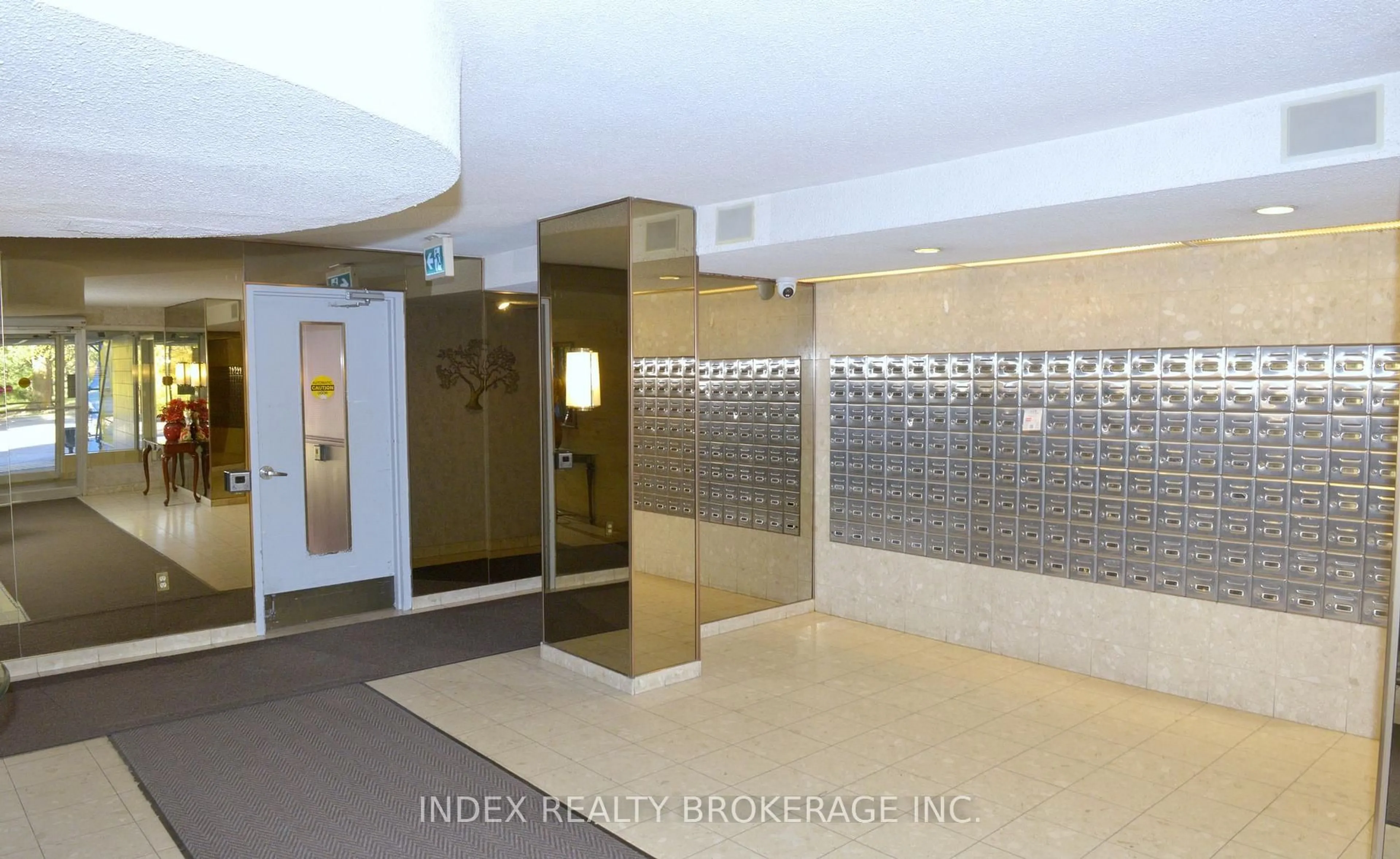 Indoor foyer for 3100 Kirwin Ave #2003, Mississauga Ontario L5A 3S6