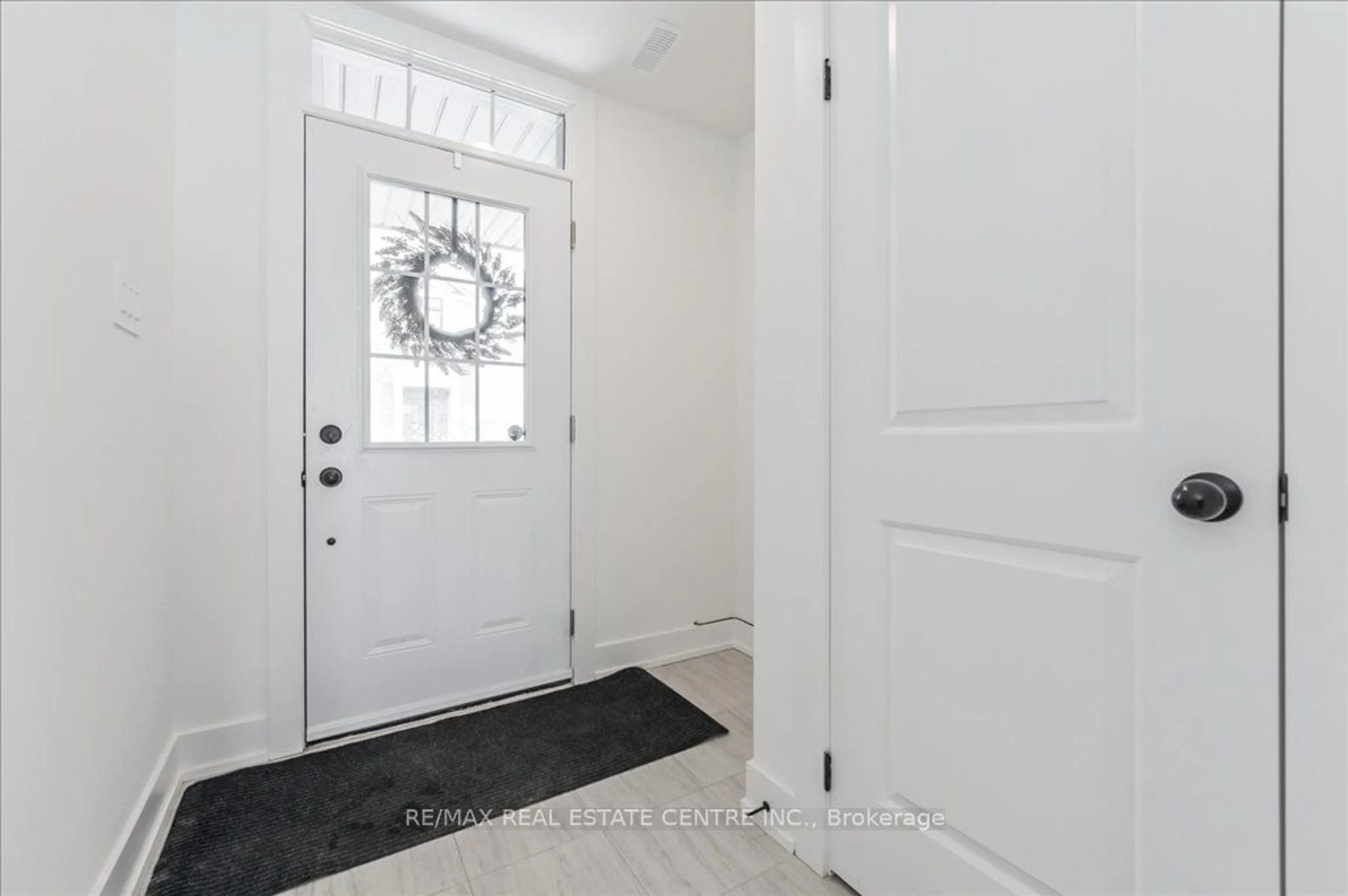 Indoor entryway for 690 Broadway Ave #3, Orangeville Ontario L9W 5C8