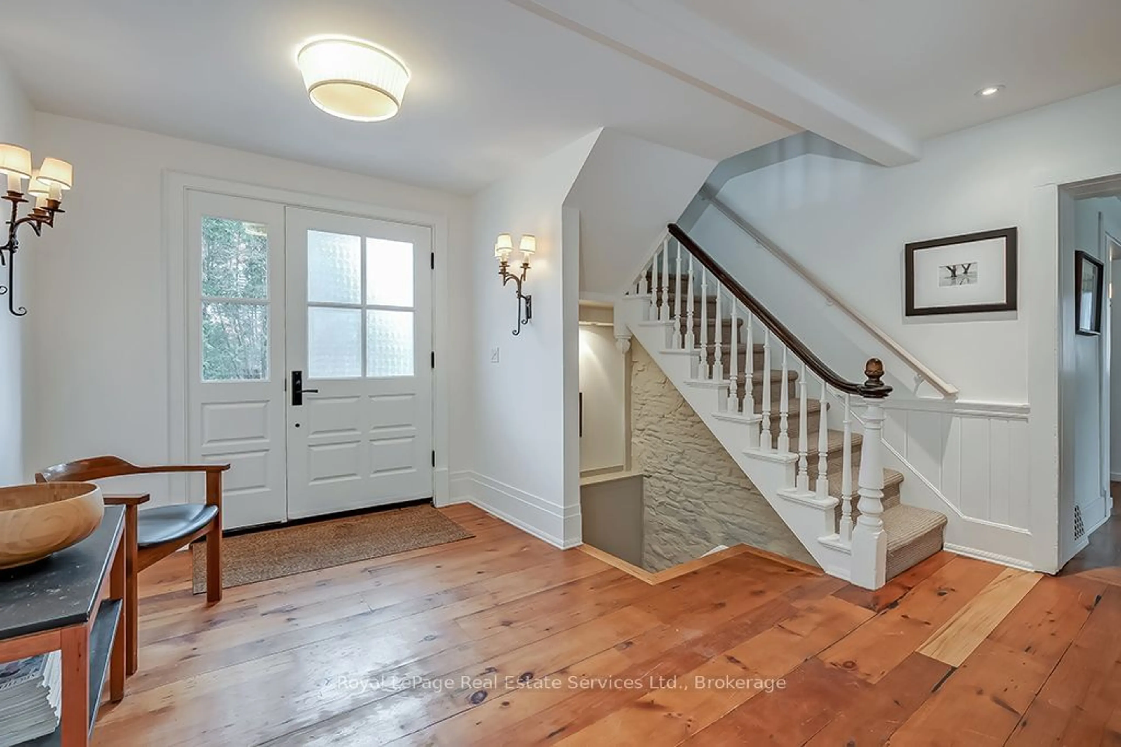 Indoor entryway for 247 Trafalgar Rd, Oakville Ontario L6J 3H1