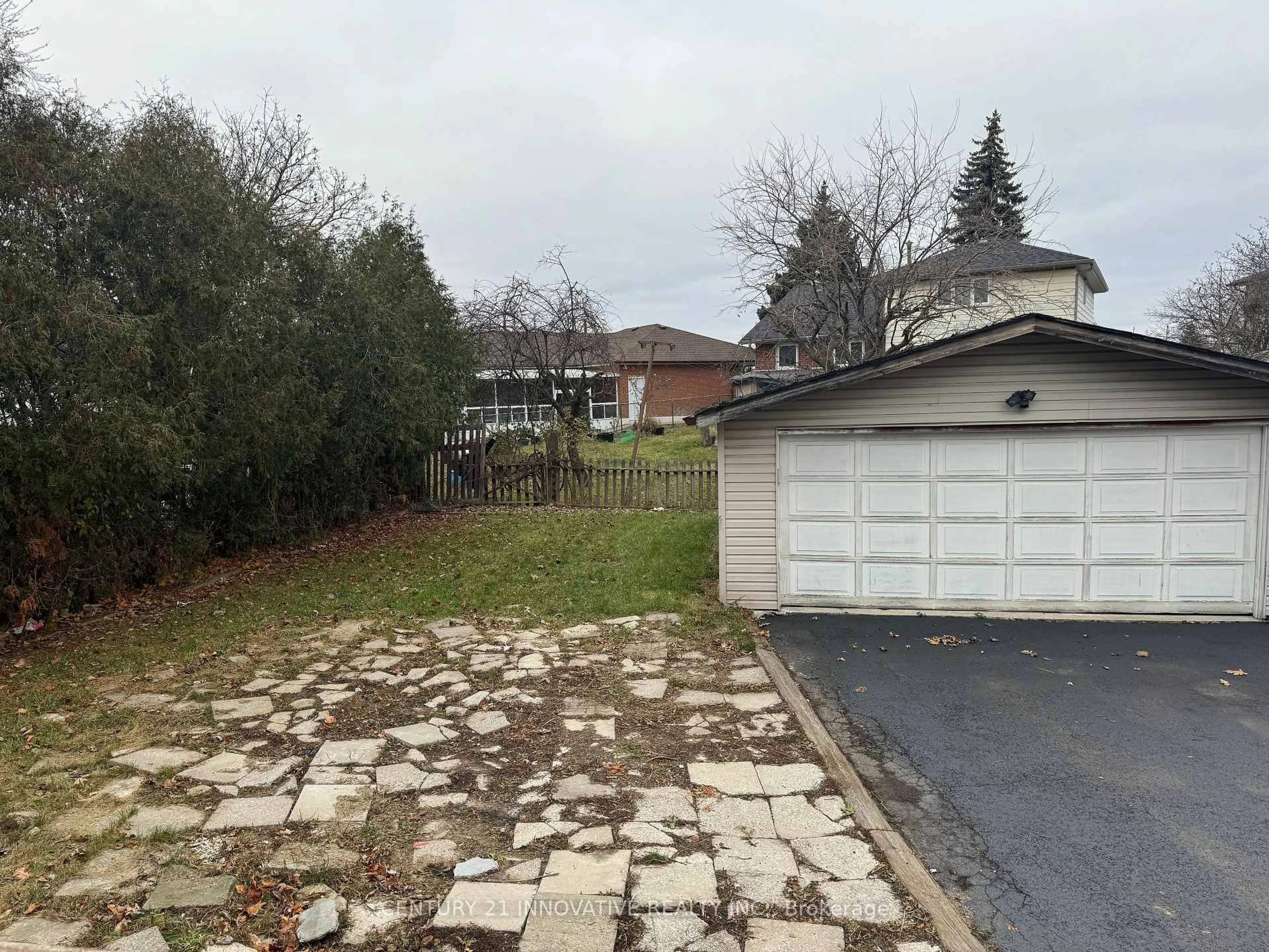 A pic from outside/outdoor area/front of a property/back of a property/a pic from drone, street for 3233 Etude Dr, Mississauga Ontario L4T 1S9