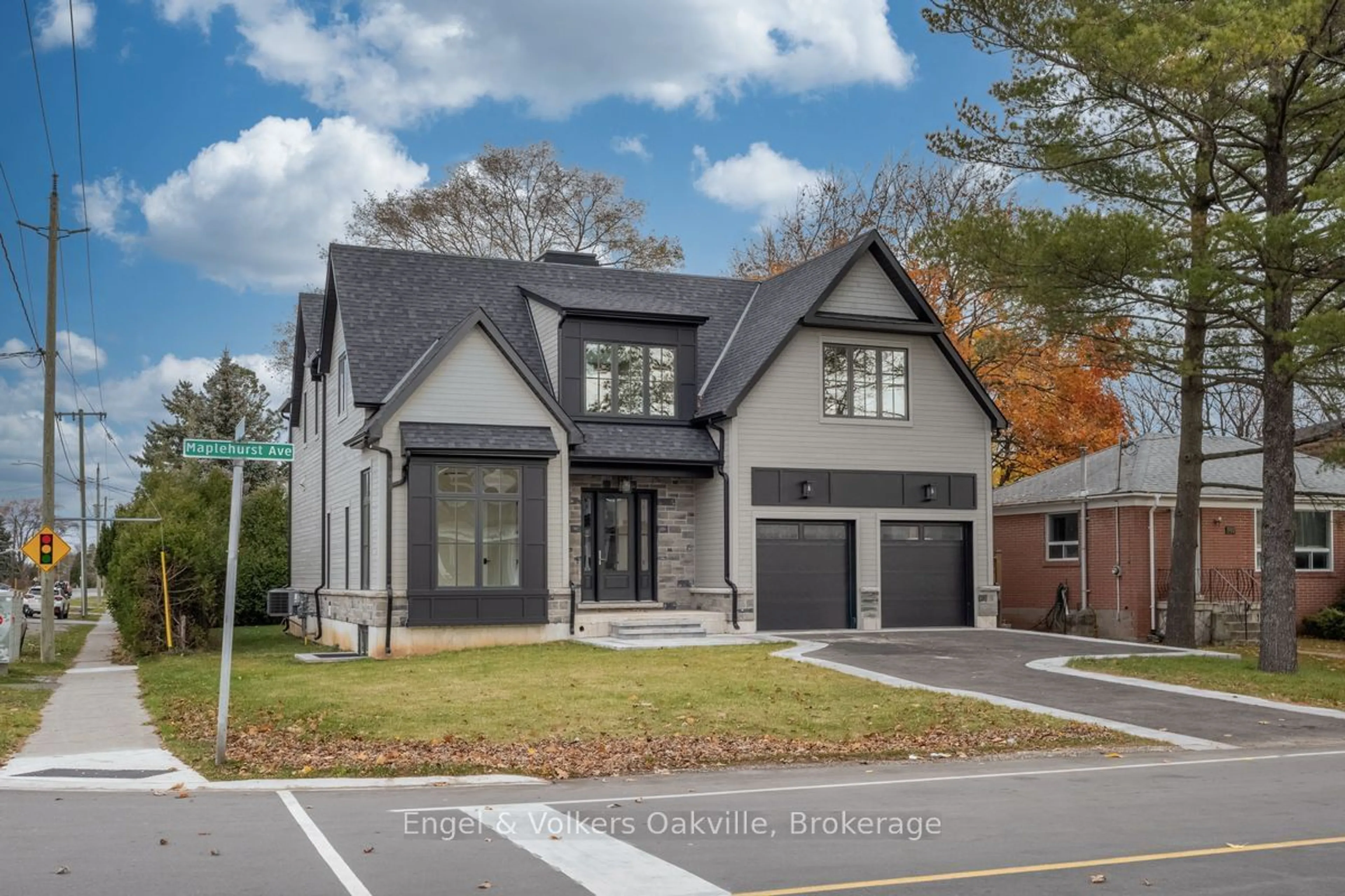 Home with brick exterior material, street for 601 Maplehurst Ave, Oakville Ontario L6L 4Y8