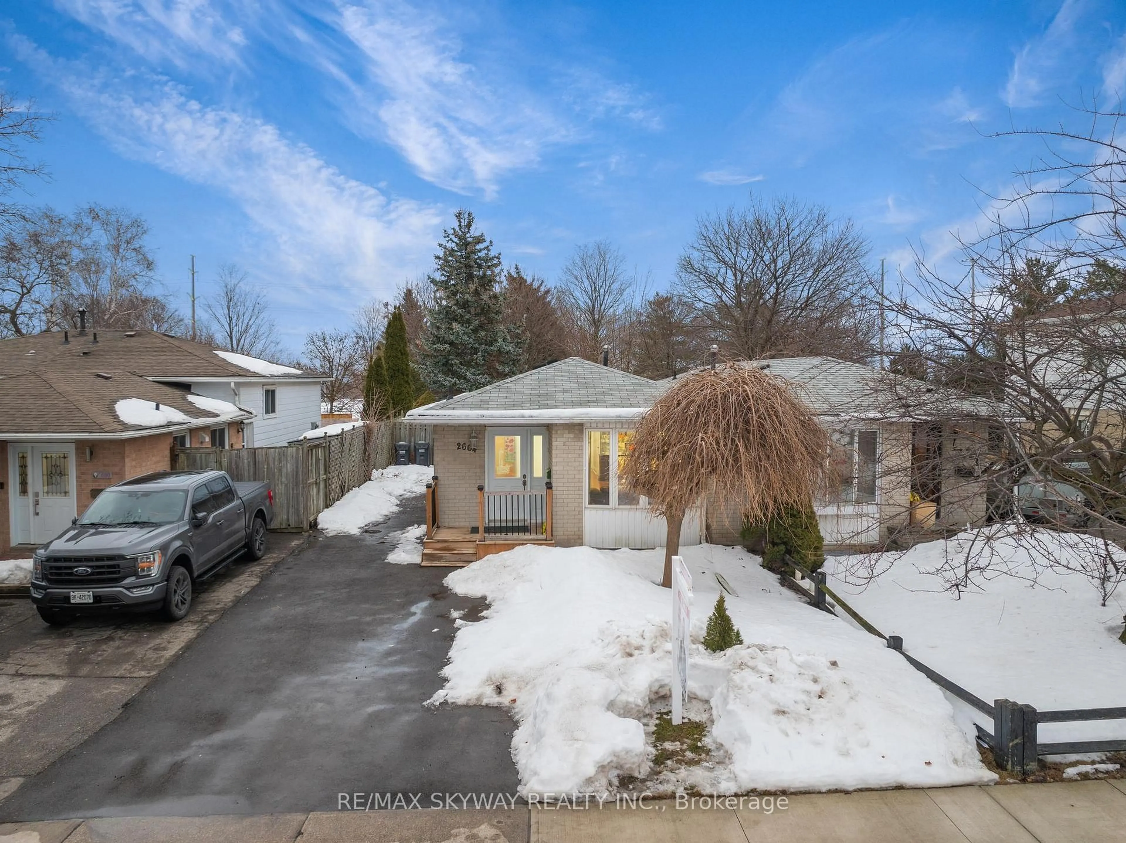 A pic from outside/outdoor area/front of a property/back of a property/a pic from drone, street for 2664 Widemarr Rd, Mississauga Ontario L5J 1M3