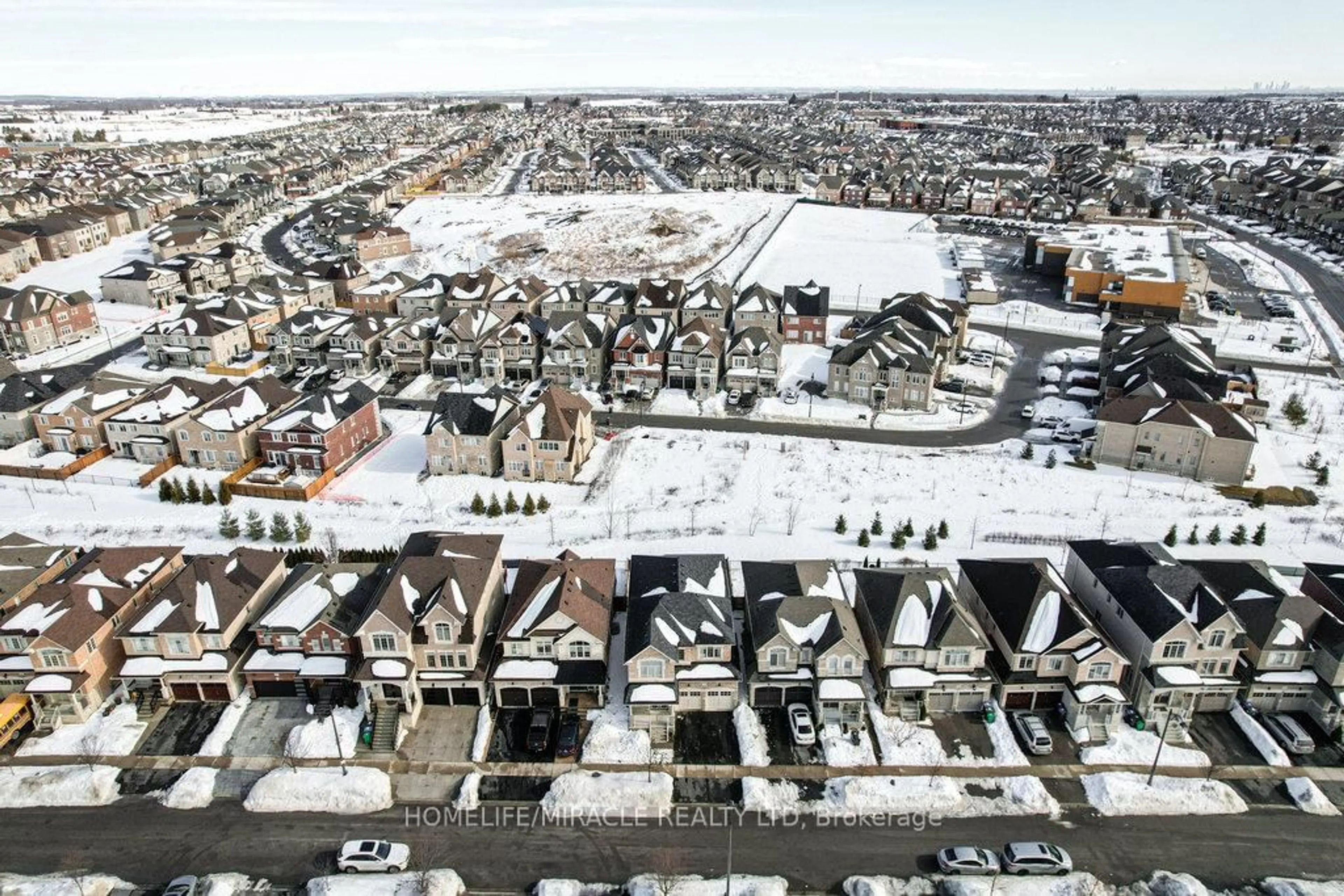 A pic from outside/outdoor area/front of a property/back of a property/a pic from drone, city buildings view from balcony for 15 Fieldstone Lane, Caledon Ontario L7C 3Y8