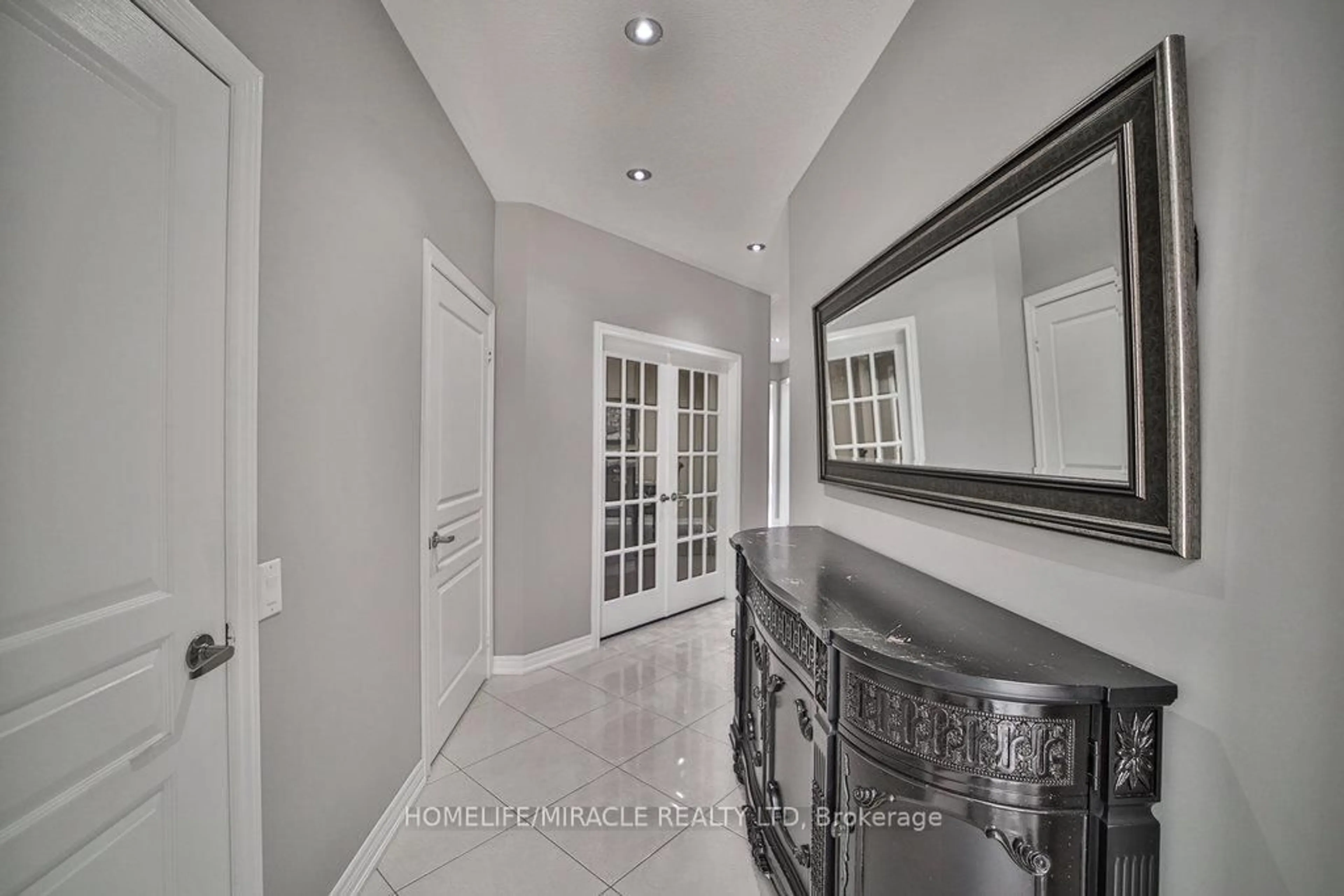 Indoor entryway for 15 Fieldstone Lane, Caledon Ontario L7C 3Y8