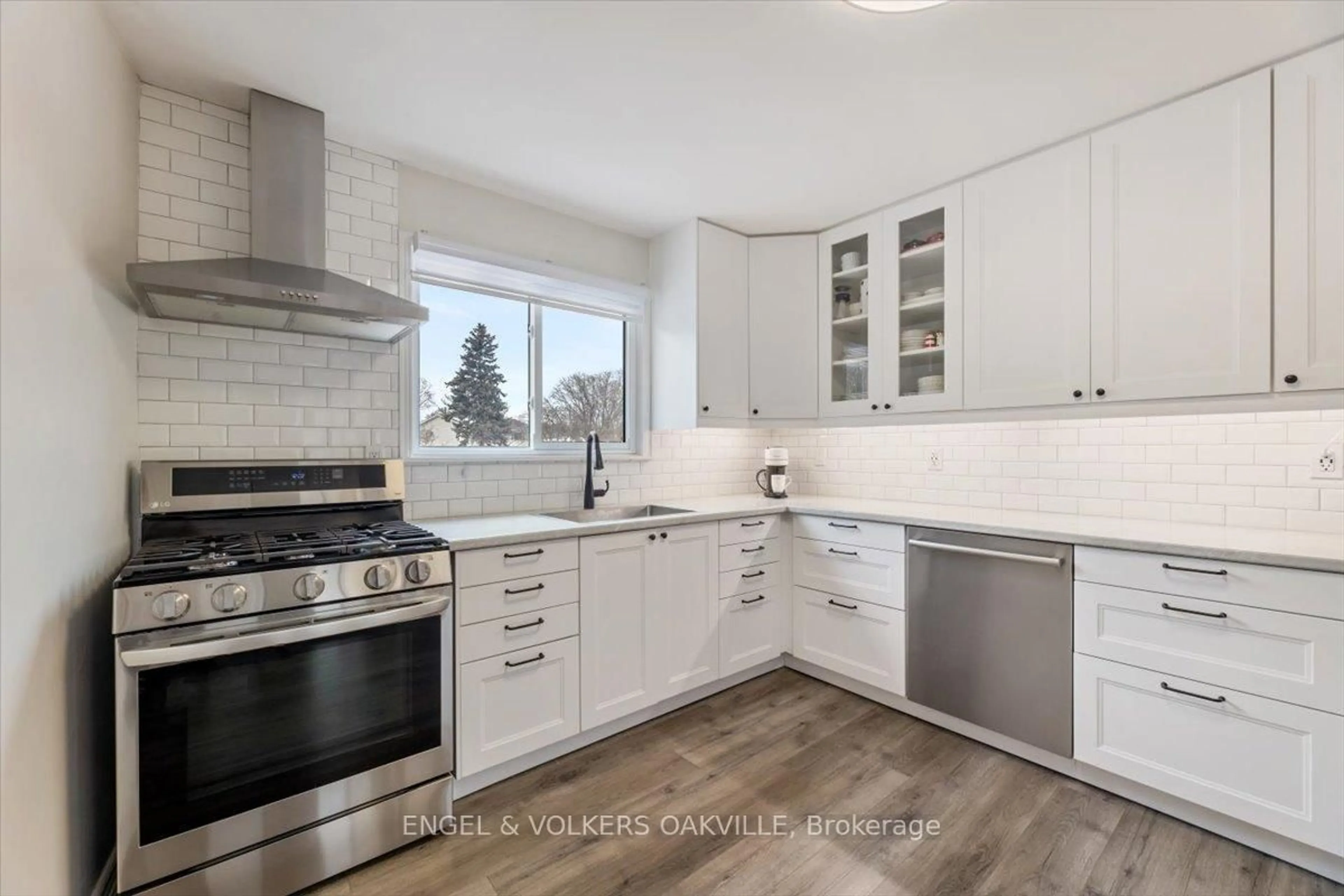 Open concept kitchen, unknown for 68 Onslow Crt, Oakville Ontario L6H 1J2