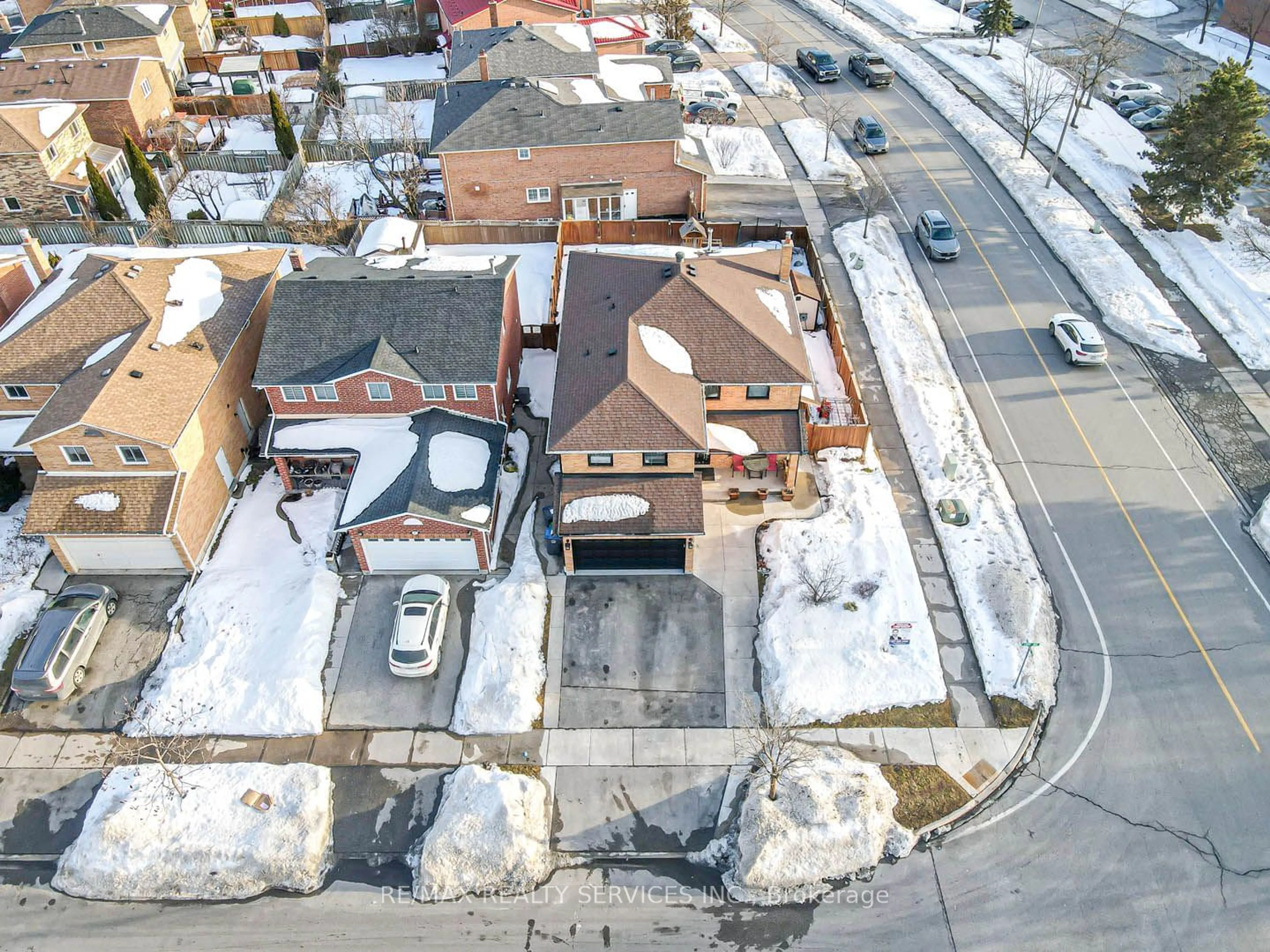 A pic from outside/outdoor area/front of a property/back of a property/a pic from drone, street for 2 Ebby Ave, Brampton Ontario L6Z 3M3