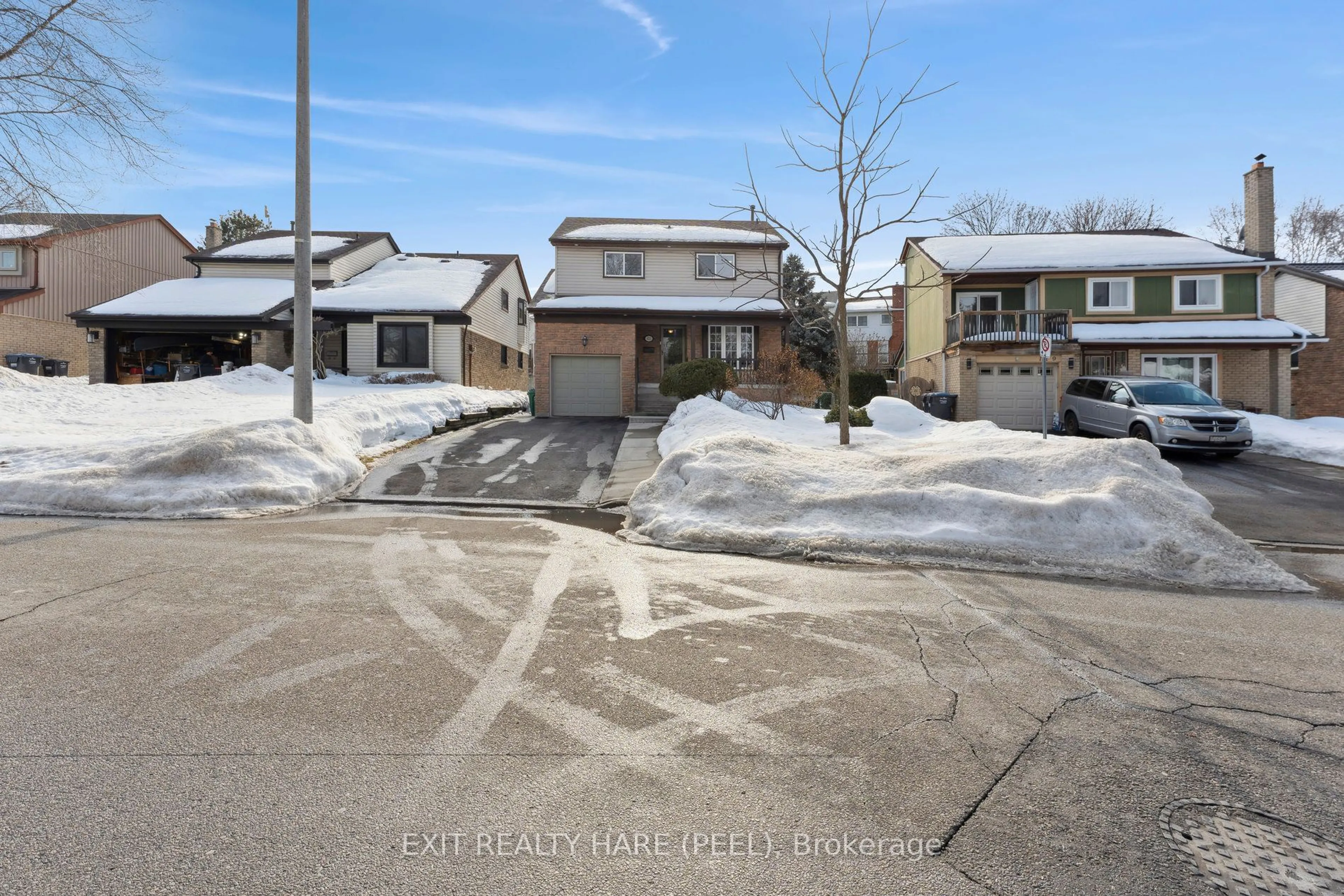 A pic from outside/outdoor area/front of a property/back of a property/a pic from drone, street for 121 Royal Palm Dr, Brampton Ontario L6Z 1P4