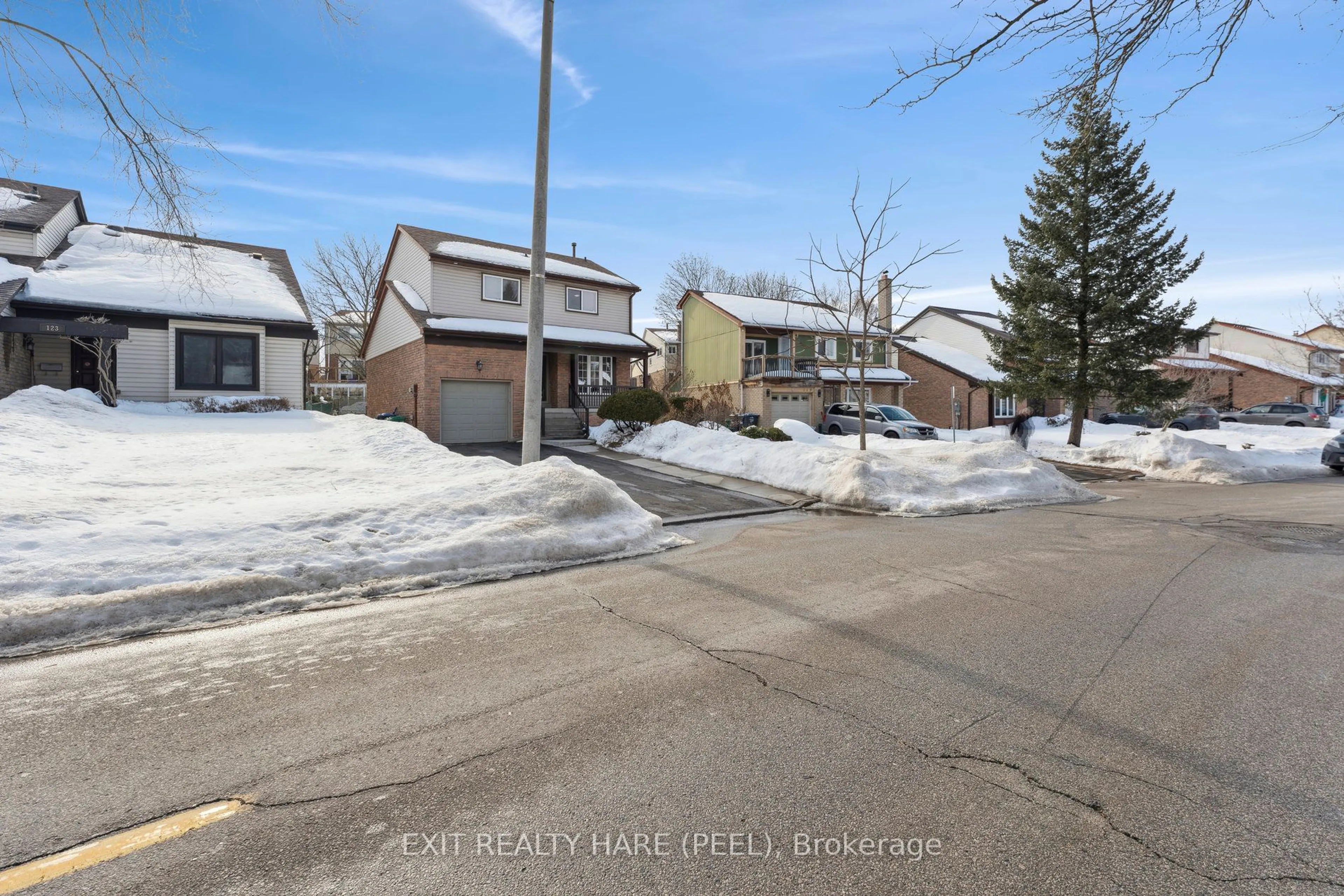 A pic from outside/outdoor area/front of a property/back of a property/a pic from drone, street for 121 Royal Palm Dr, Brampton Ontario L6Z 1P4