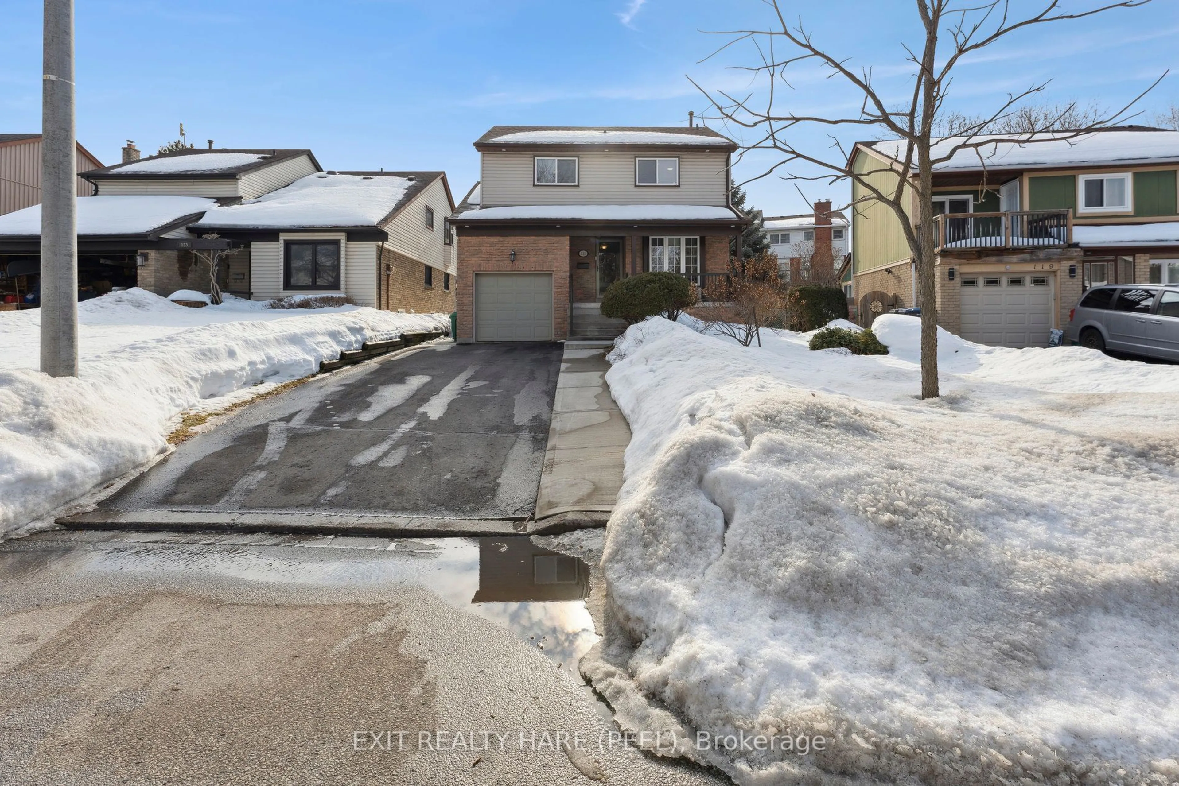 A pic from outside/outdoor area/front of a property/back of a property/a pic from drone, street for 121 Royal Palm Dr, Brampton Ontario L6Z 1P4