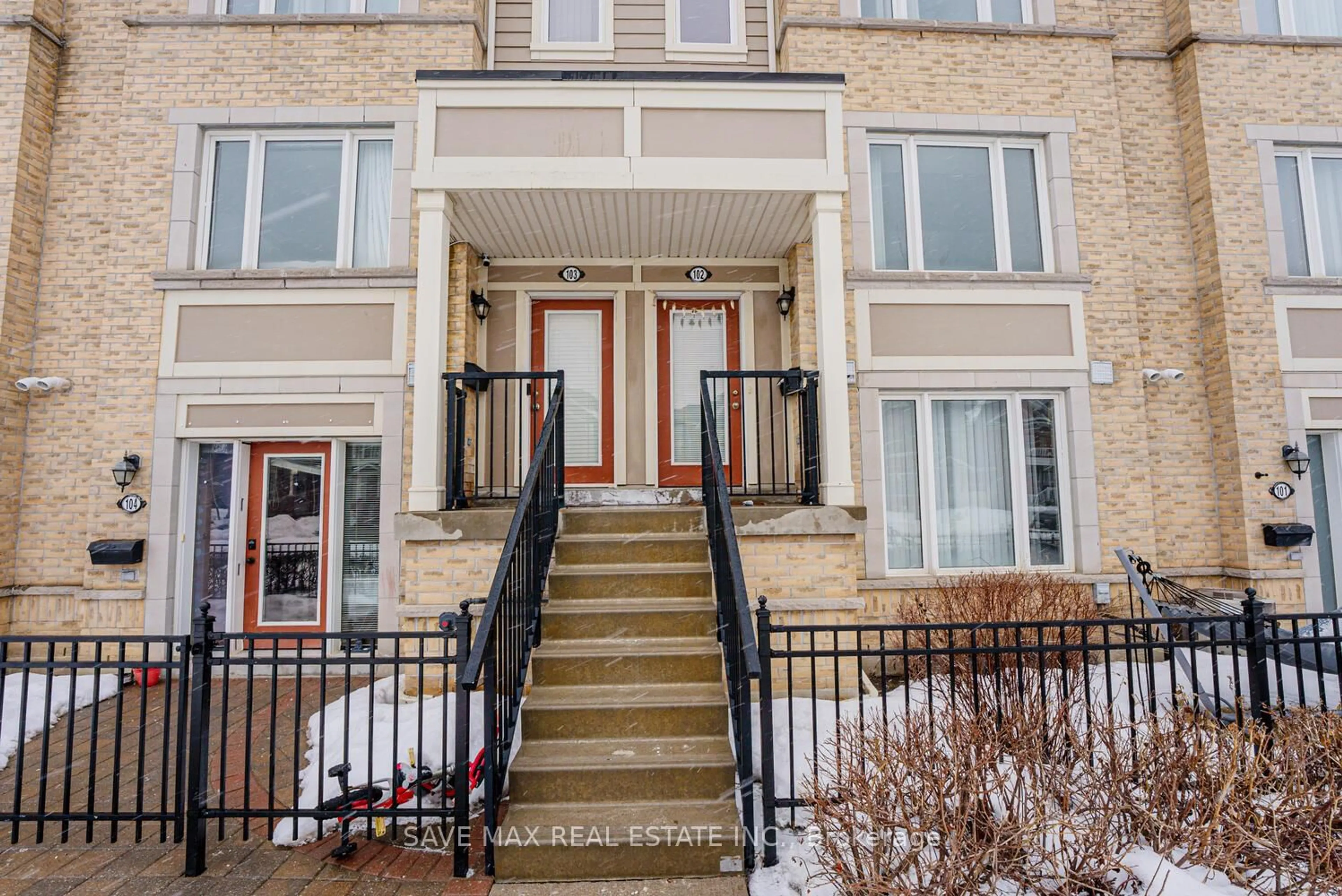 Indoor entryway for 60 Fairwood Circ #102, Brampton Ontario L6R 0Y6