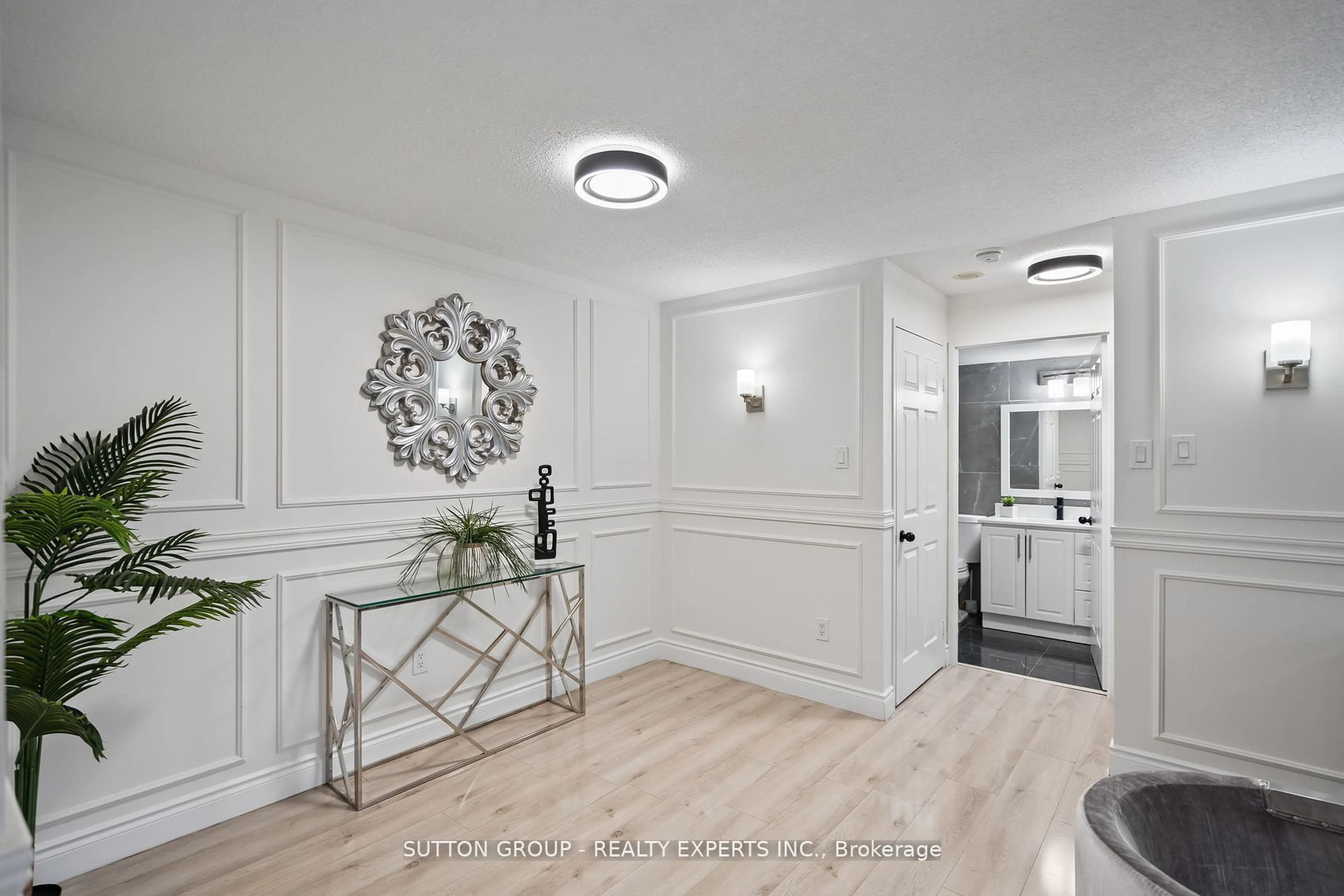 Indoor entryway for 350 Rathburn Rd #307, Mississauga Ontario L5B 3Y2