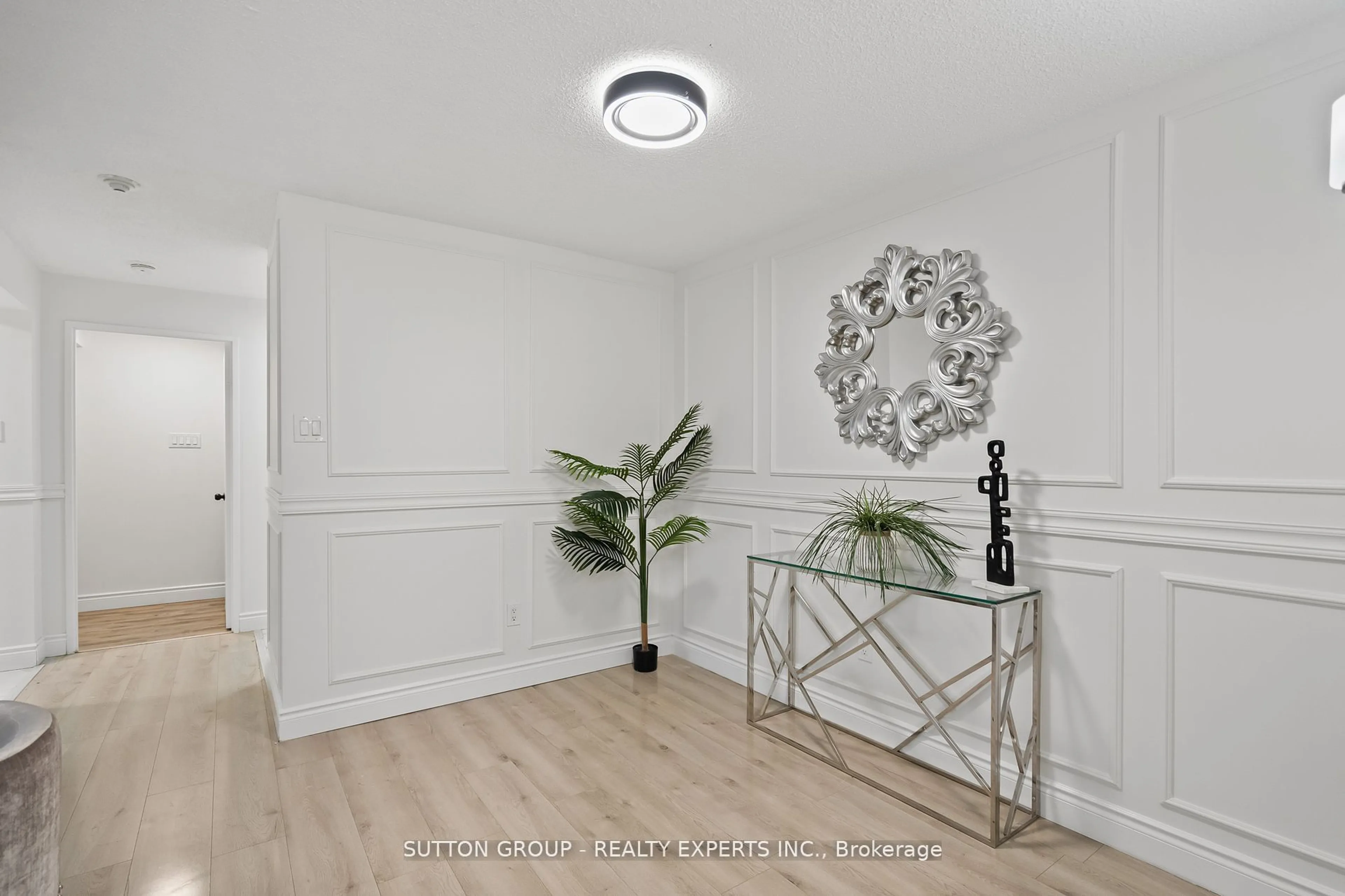 Indoor entryway for 350 Rathburn Rd #307, Mississauga Ontario L5B 3Y2