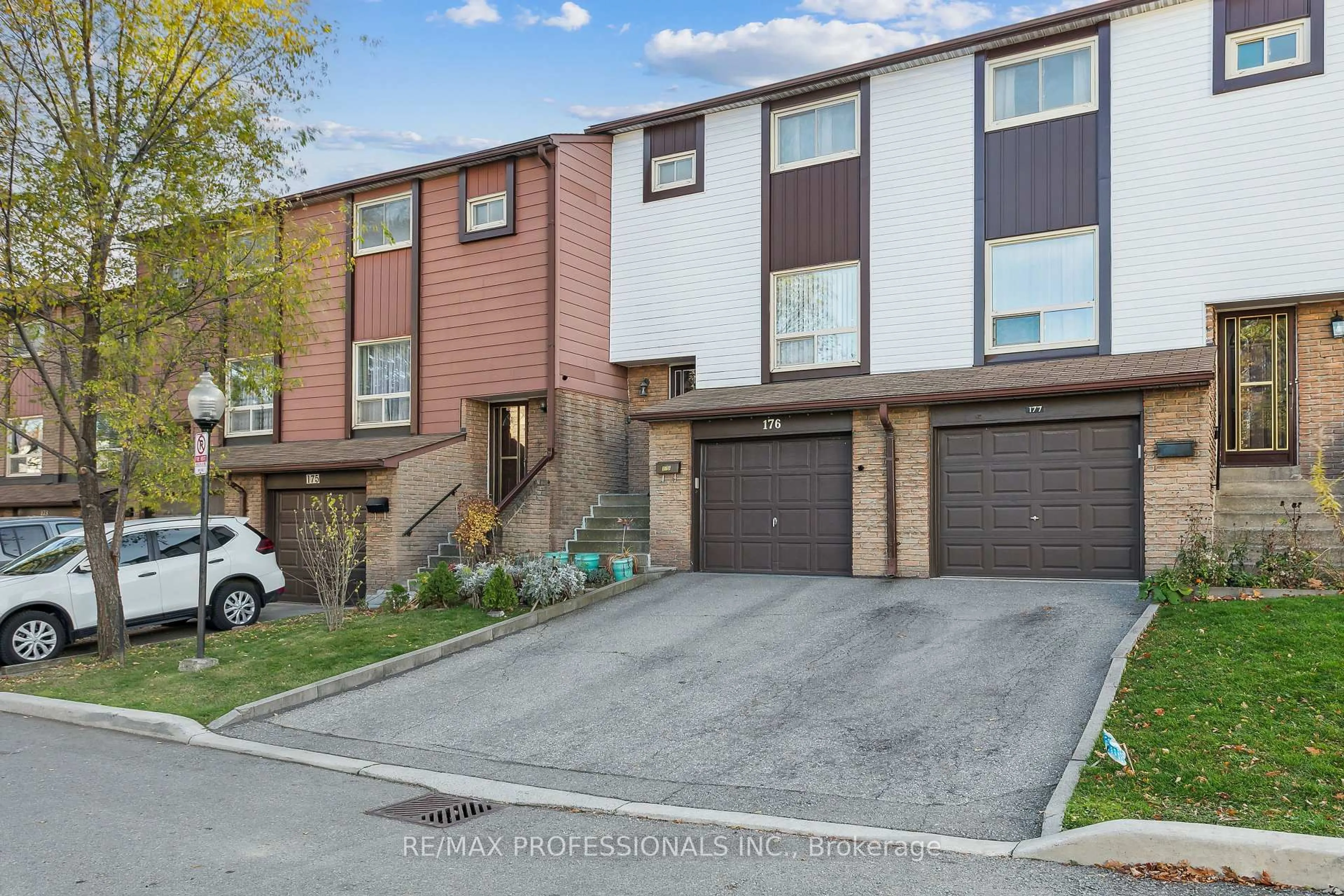 A pic from outside/outdoor area/front of a property/back of a property/a pic from drone, street for 1221 Dundix Rd #176, Mississauga Ontario L4Y 3Y9