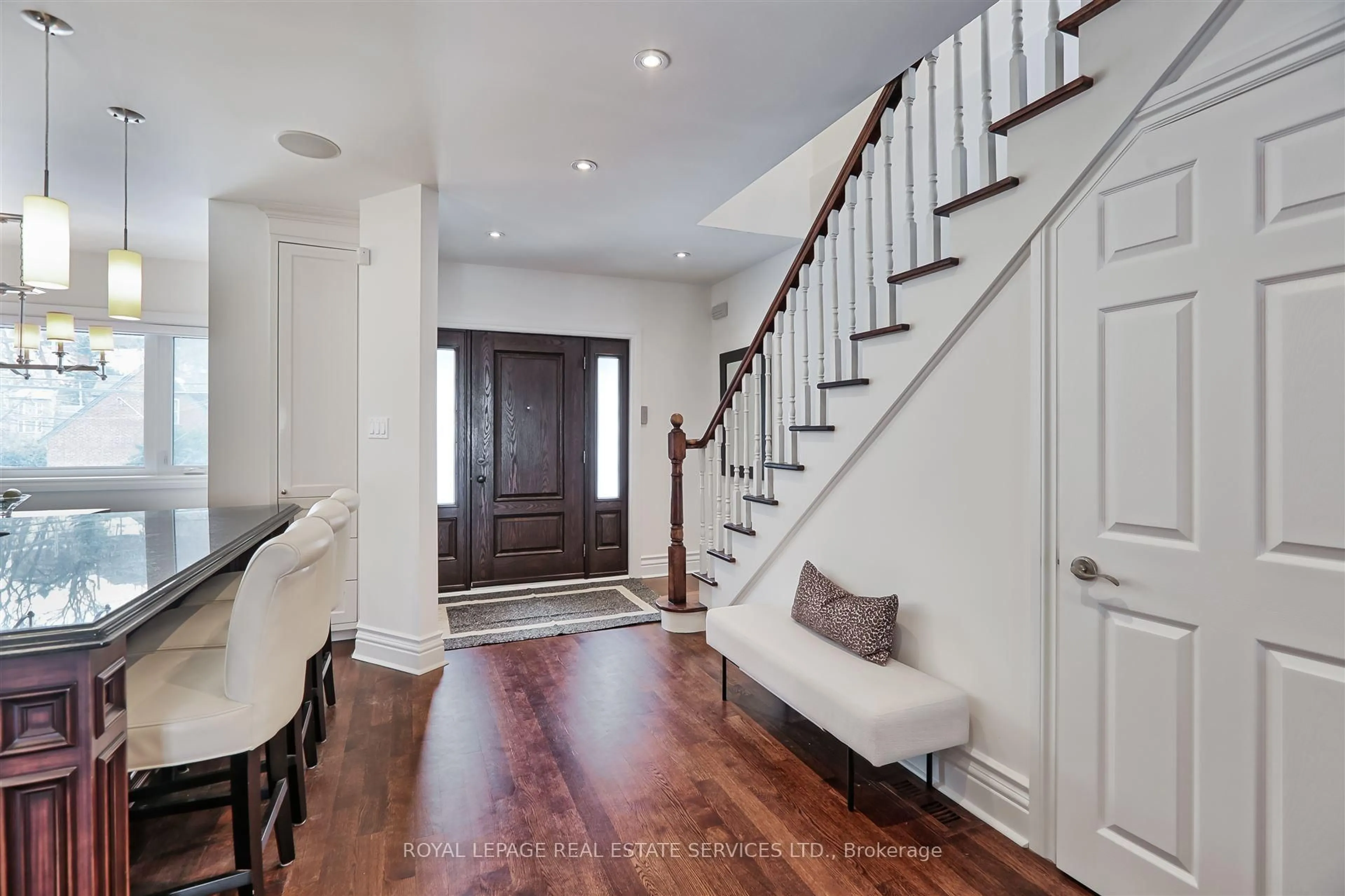 Indoor entryway for 17 Worthington Cres, Toronto Ontario M6S 3P5