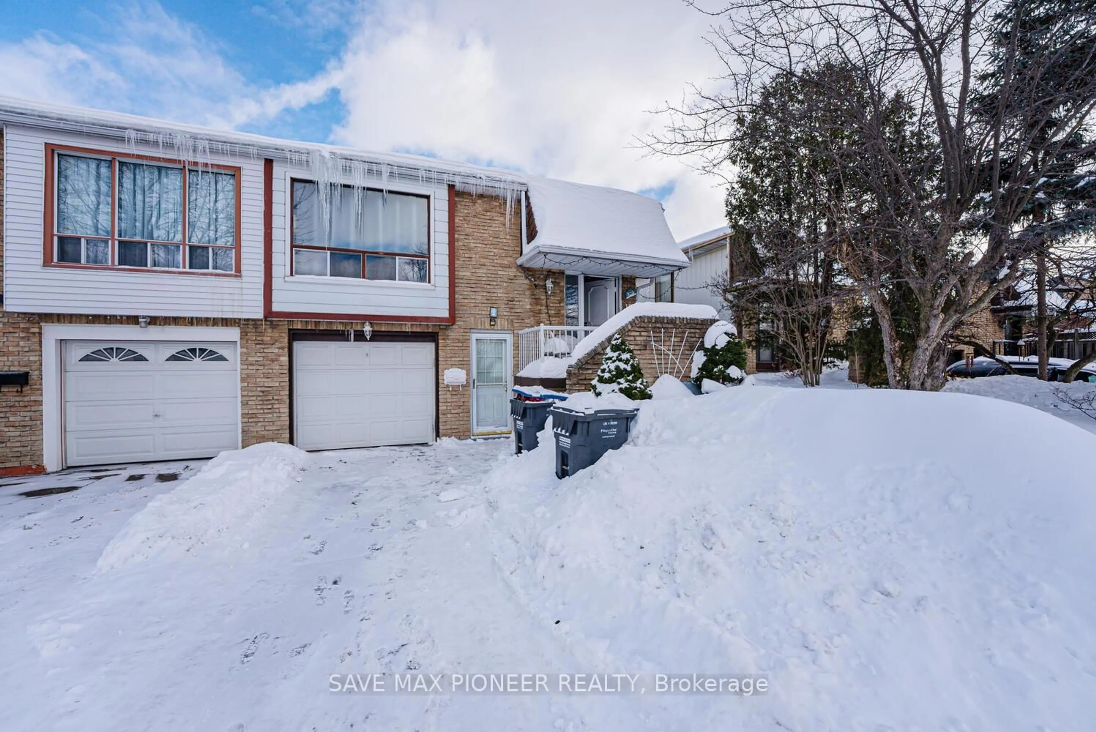 A pic from outside/outdoor area/front of a property/back of a property/a pic from drone, street for 122 Centre St, Brampton Ontario L6V 2Z3