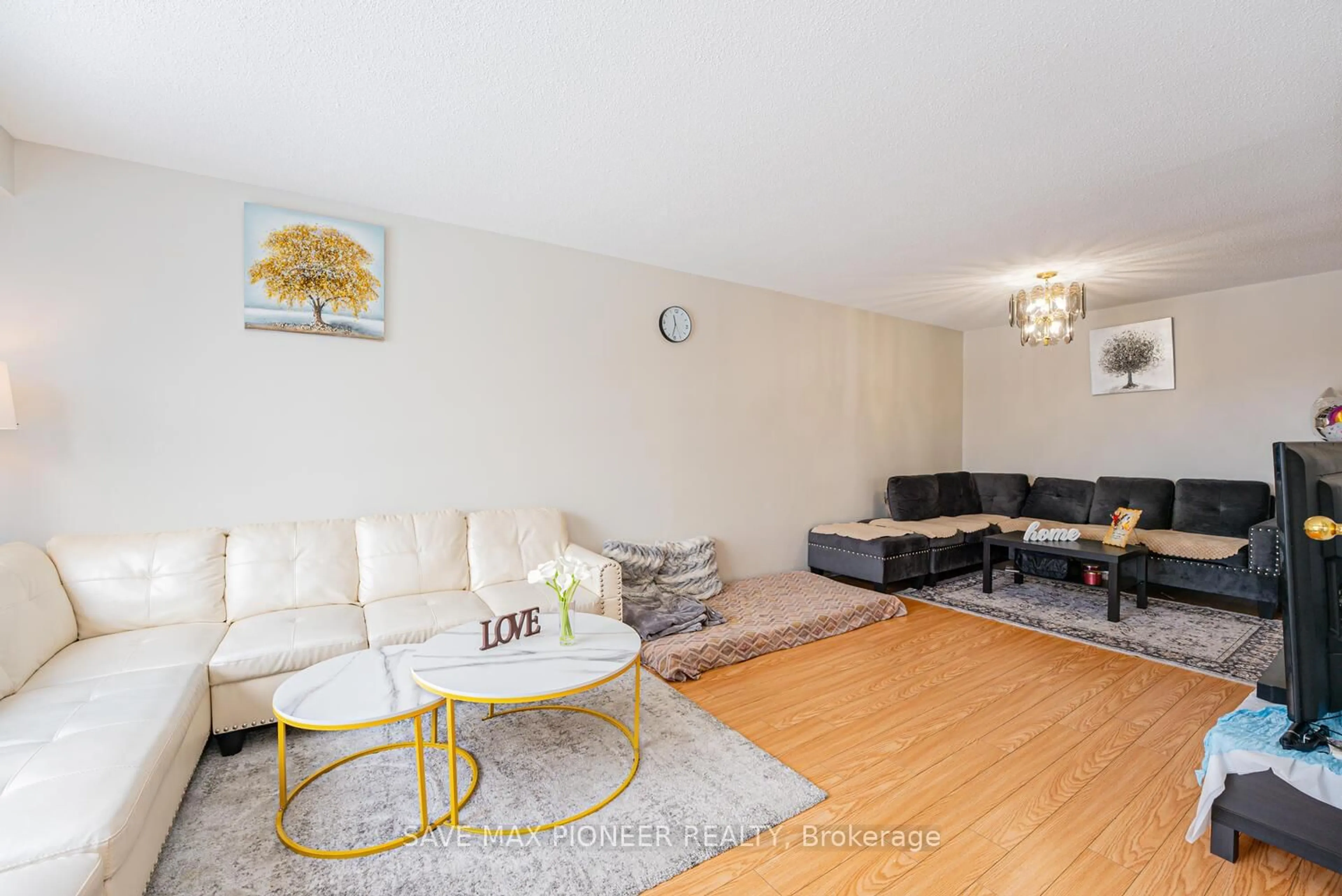 Living room with furniture, wood/laminate floor for 122 Centre St, Brampton Ontario L6V 2Z3