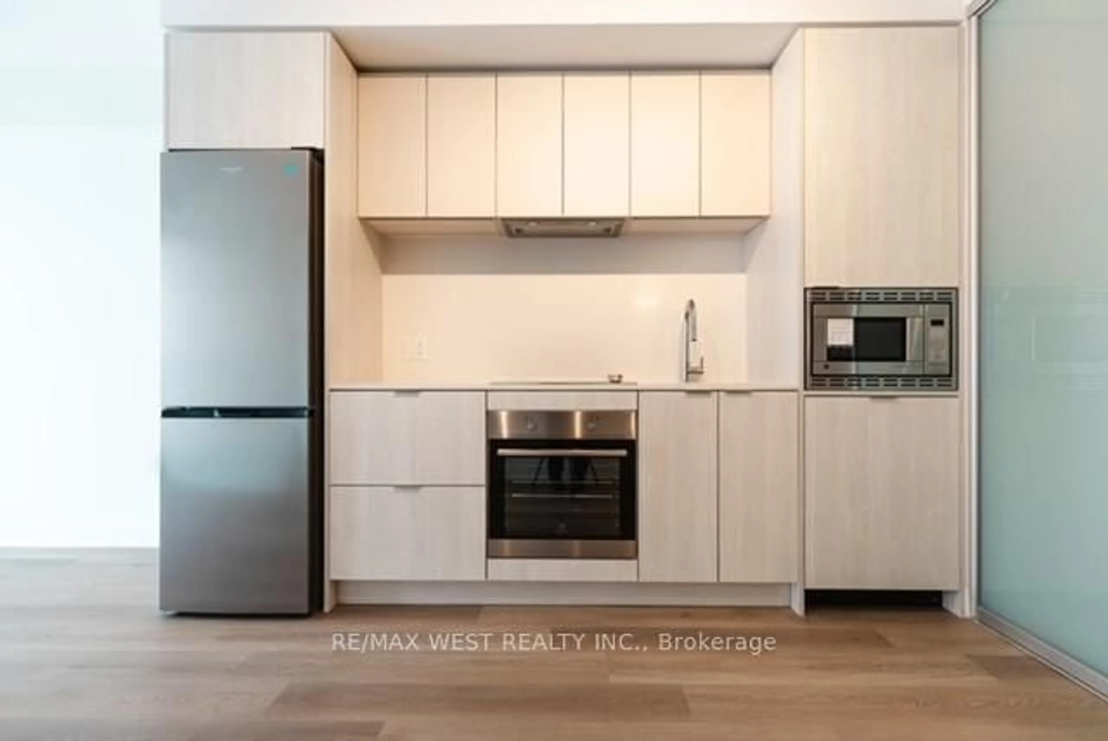 Standard kitchen, wood/laminate floor for 86 Dundas St #412, Mississauga Ontario L5A 0B1