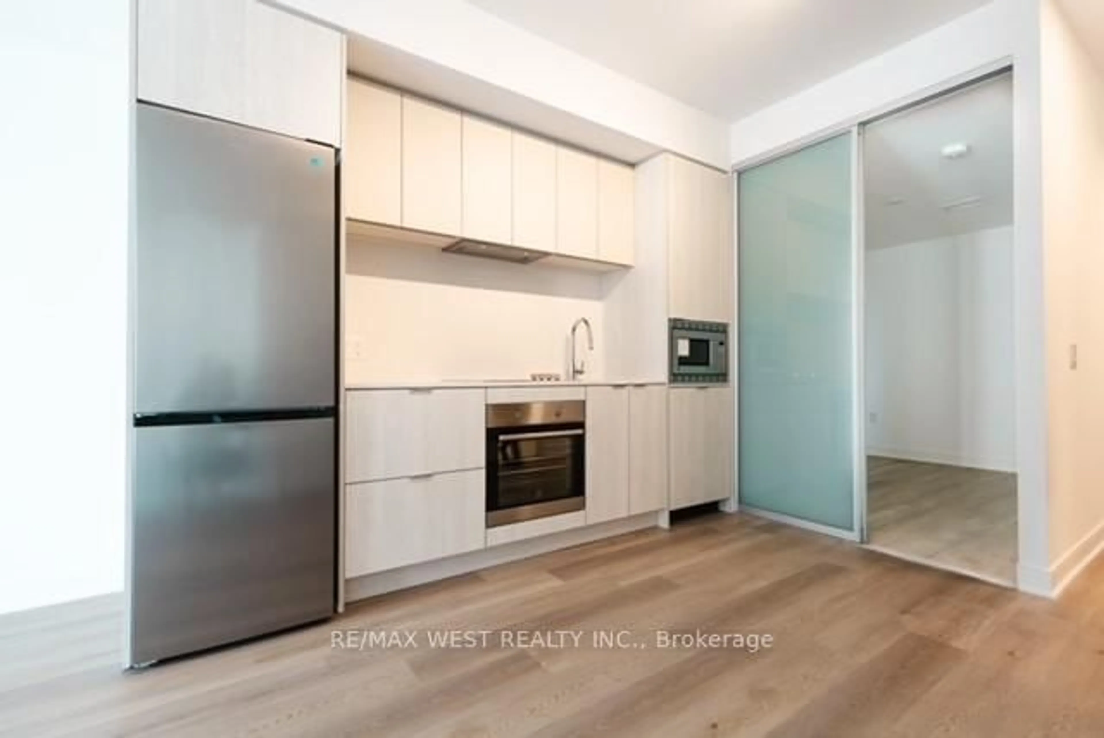 Standard kitchen, wood/laminate floor for 86 Dundas St #412, Mississauga Ontario L5A 0B1