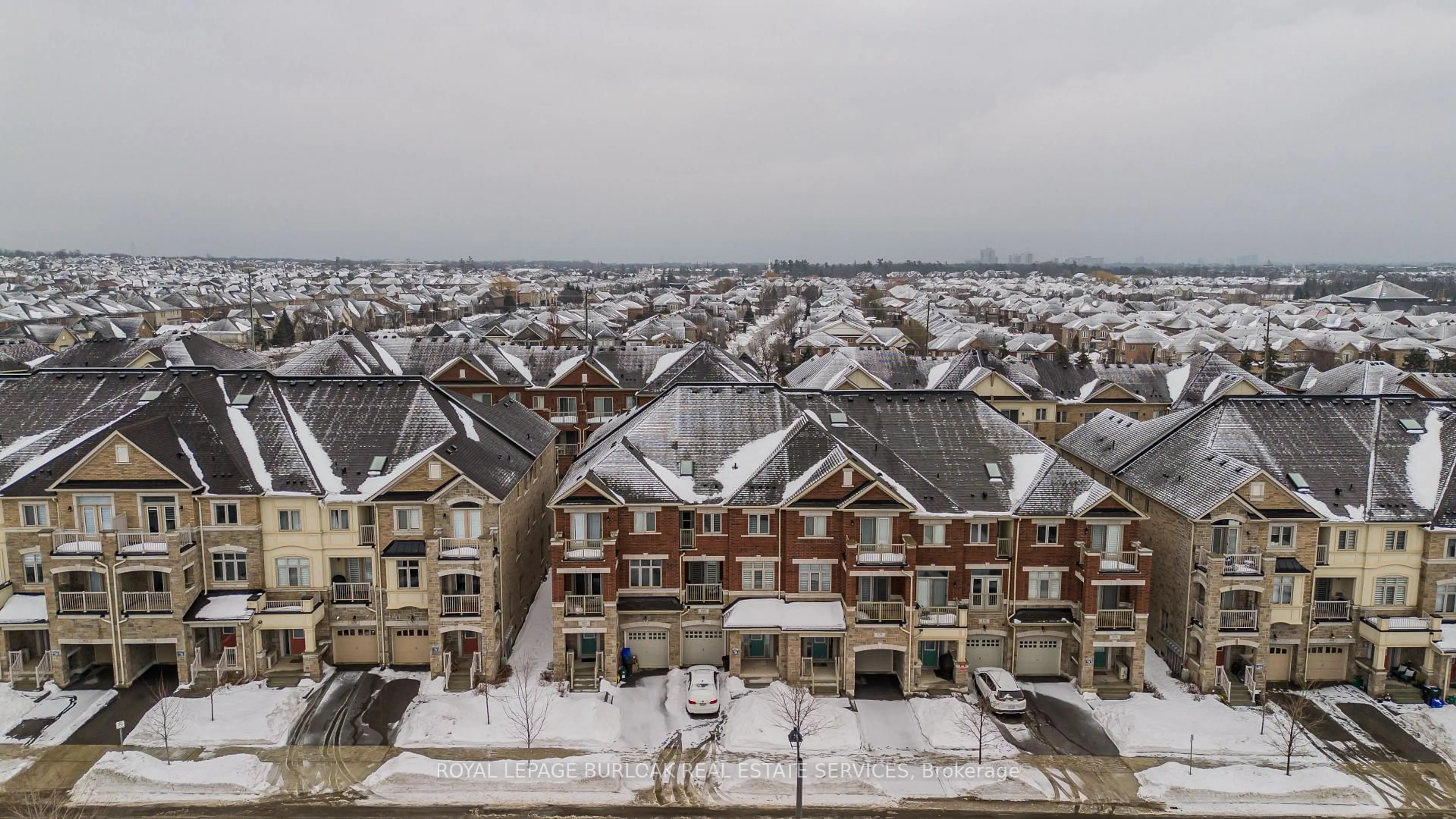 A pic from outside/outdoor area/front of a property/back of a property/a pic from drone, city buildings view from balcony for 480 Silver Maple Rd, Oakville Ontario L6H 3P6