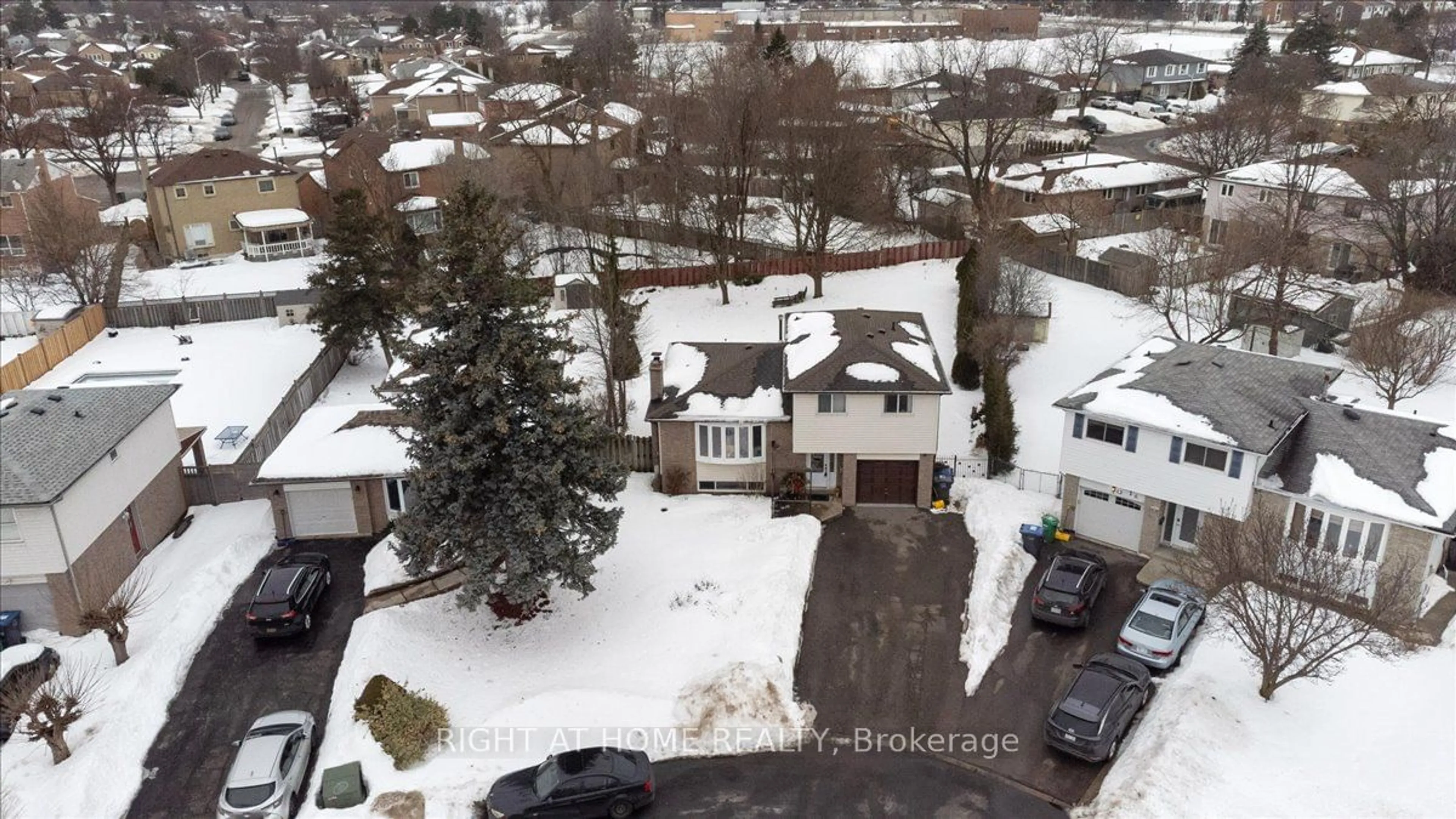 A pic from outside/outdoor area/front of a property/back of a property/a pic from drone, street for 14 Grovetree Pl, Brampton Ontario L6S 1S8