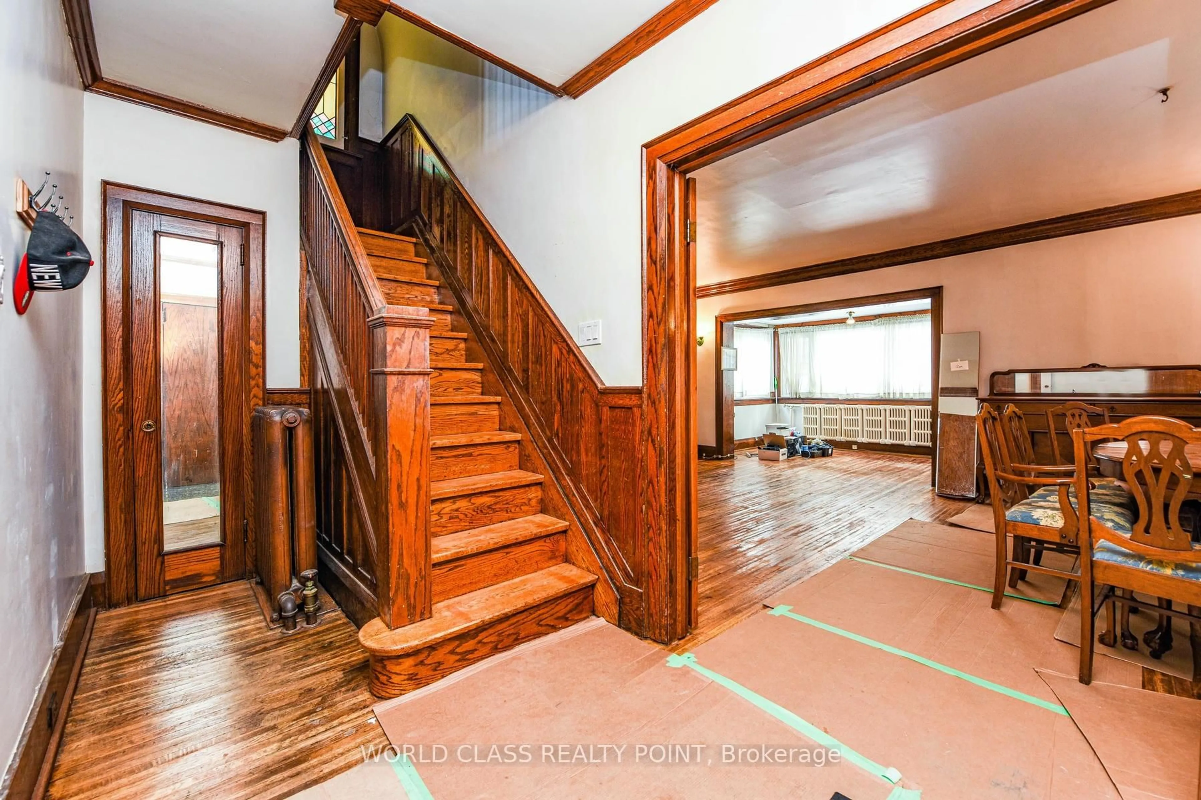 Indoor foyer for 18 Glendale Ave, Toronto Ontario M6R 2S7