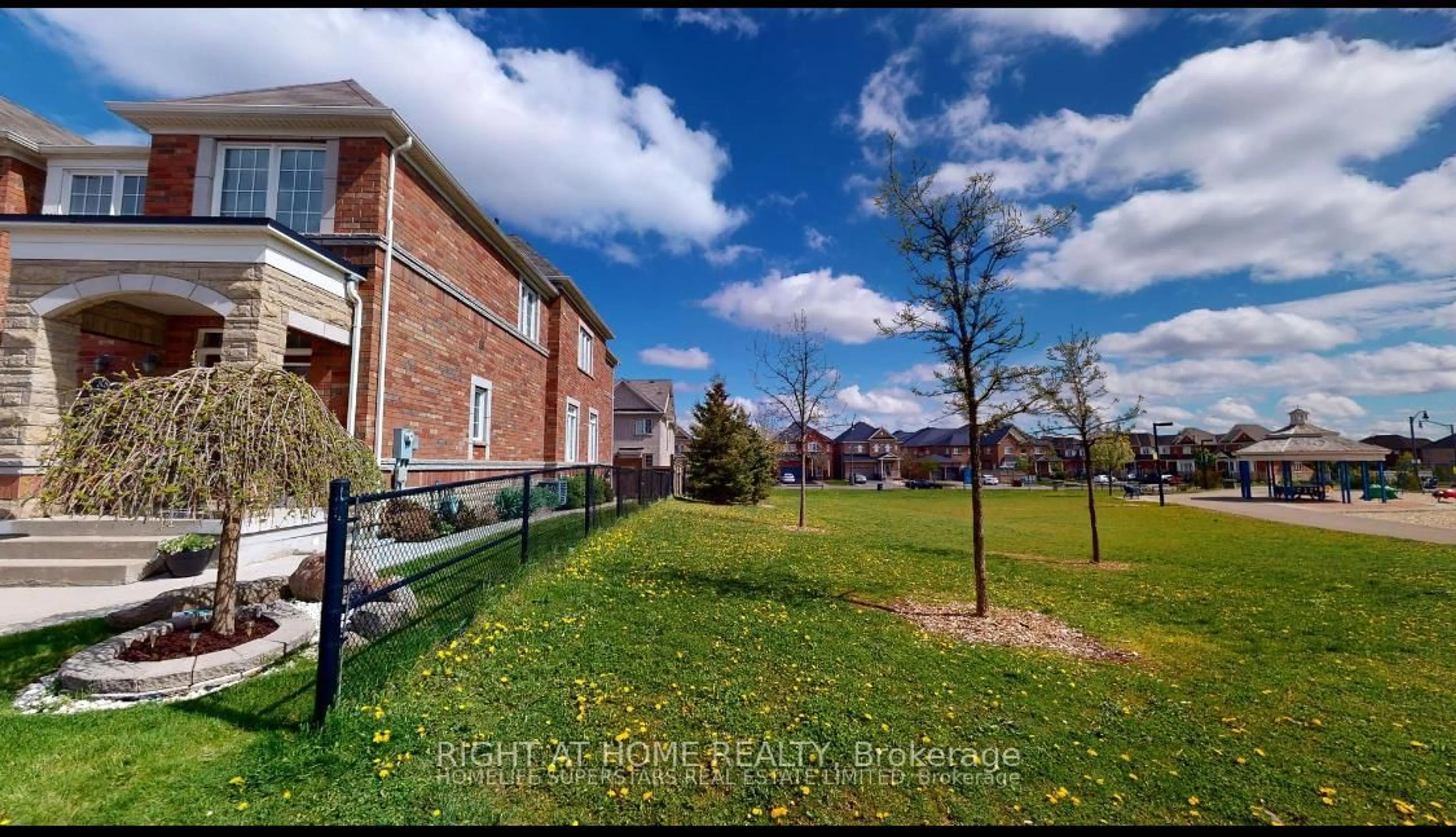 A pic from outside/outdoor area/front of a property/back of a property/a pic from drone, street for 88 Lorenzo Circ, Brampton Ontario L6R 3N4