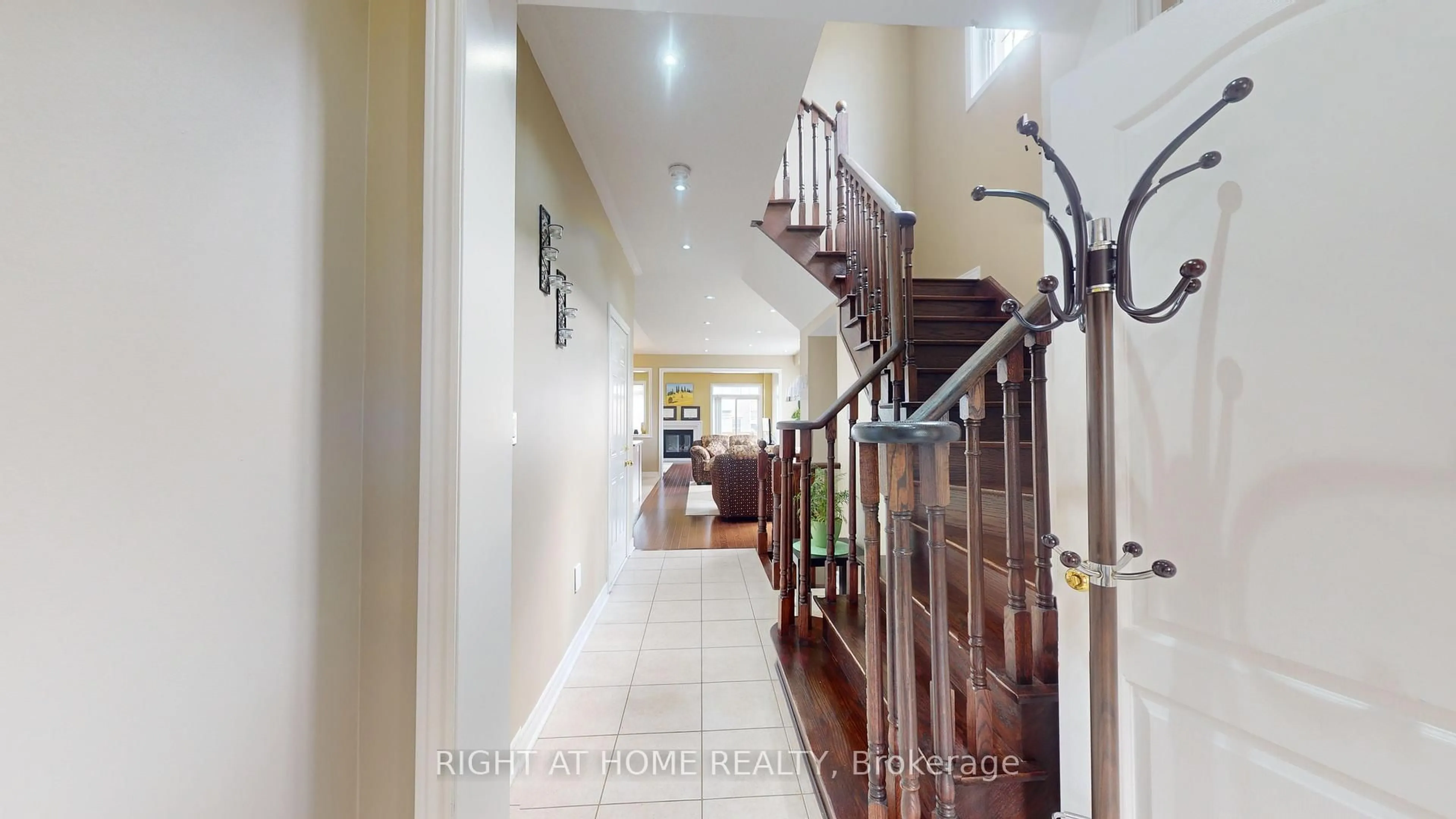 Indoor foyer for 88 Lorenzo Circ, Brampton Ontario L6R 3N4